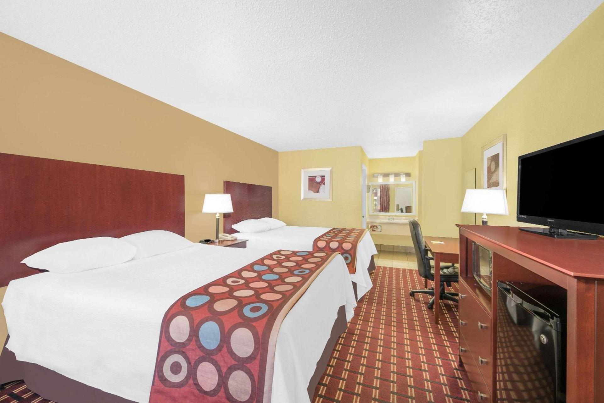 Super 8 by Wyndham Kerrville TX photo 11