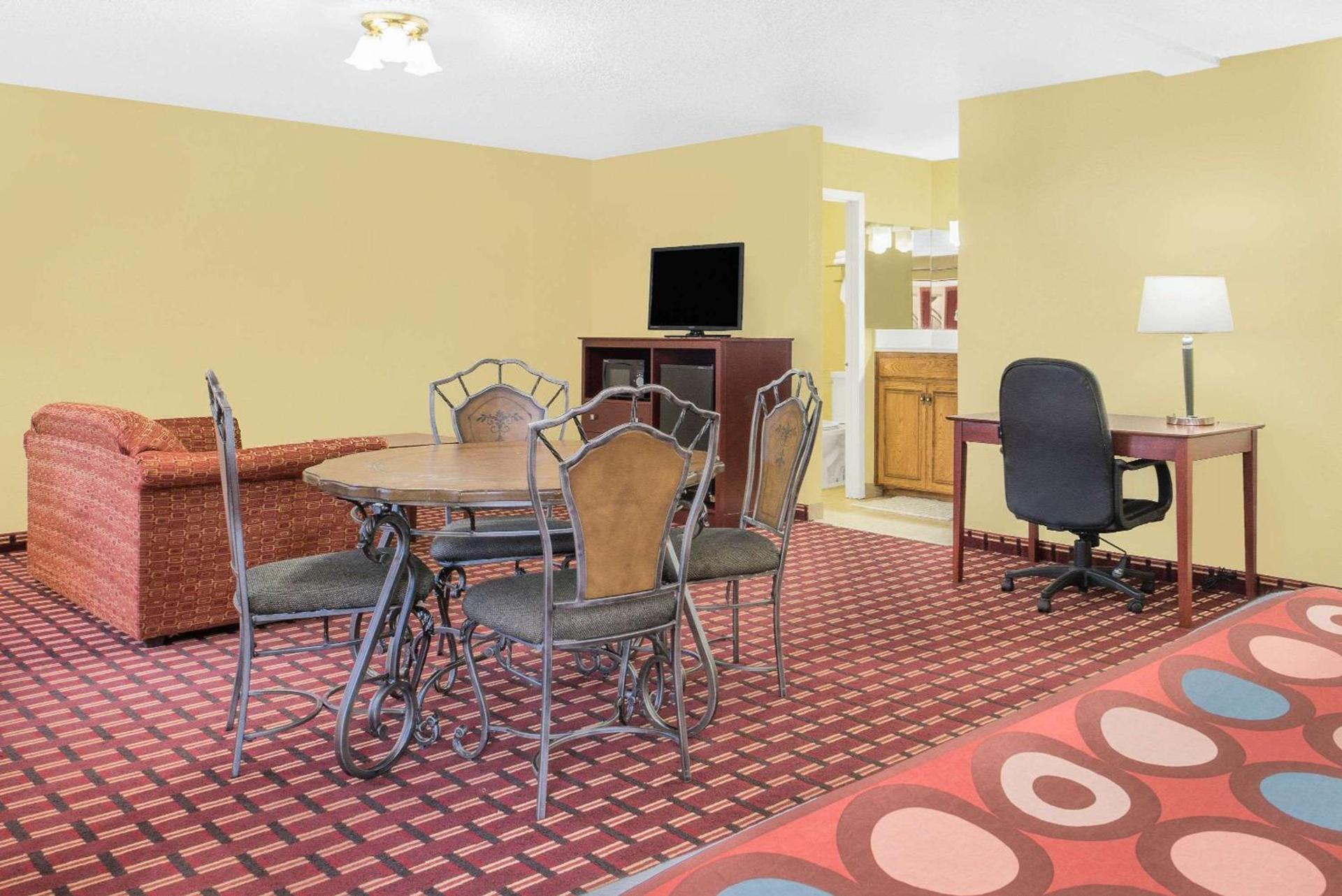 Super 8 by Wyndham Kerrville TX photo 5