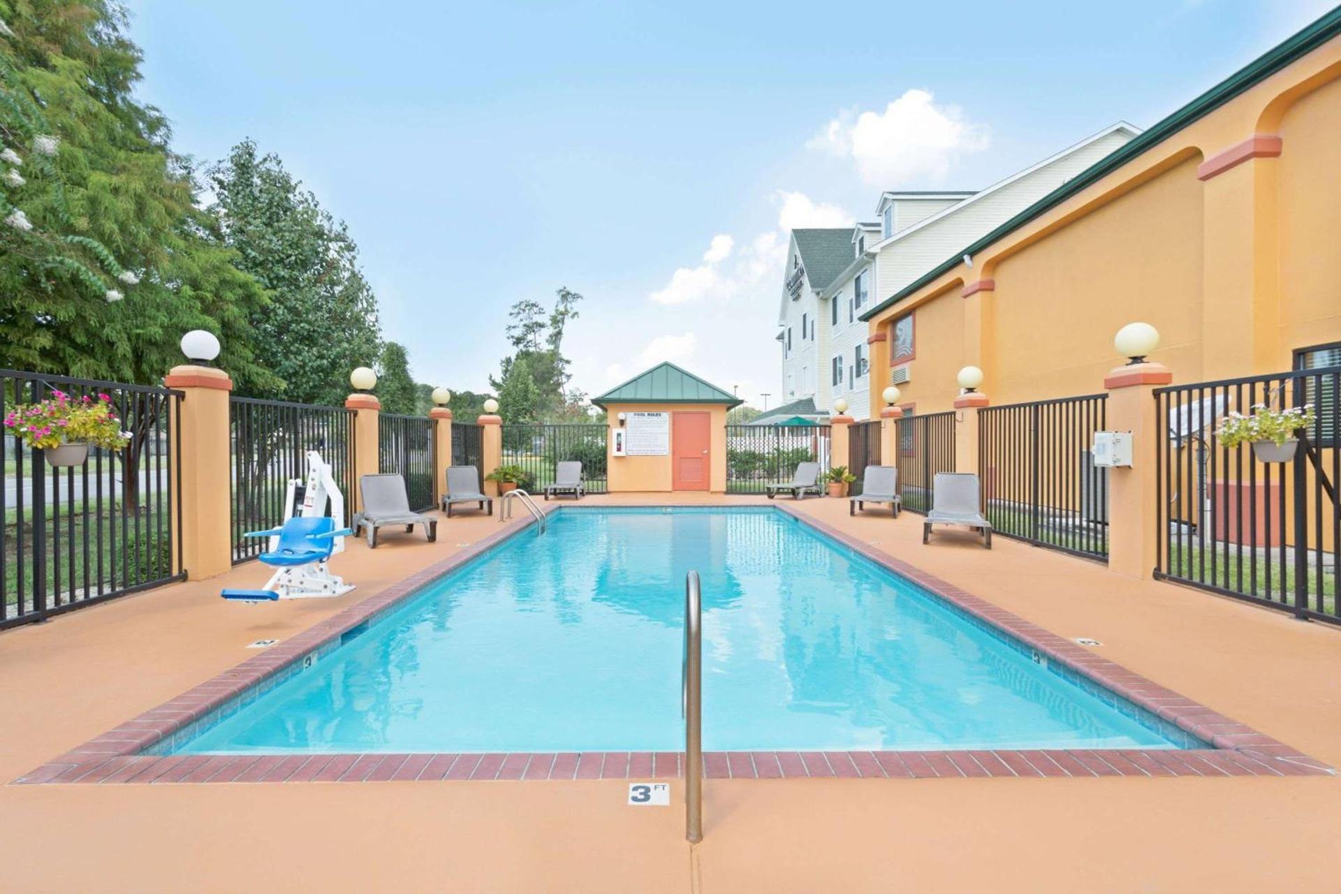 Super 8 by Wyndham Covington photo 5