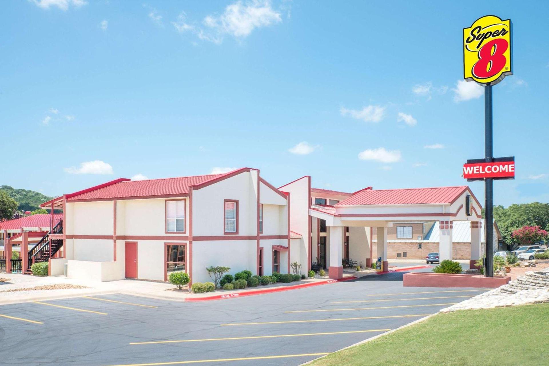 Super 8 by Wyndham Kerrville TX photo 4