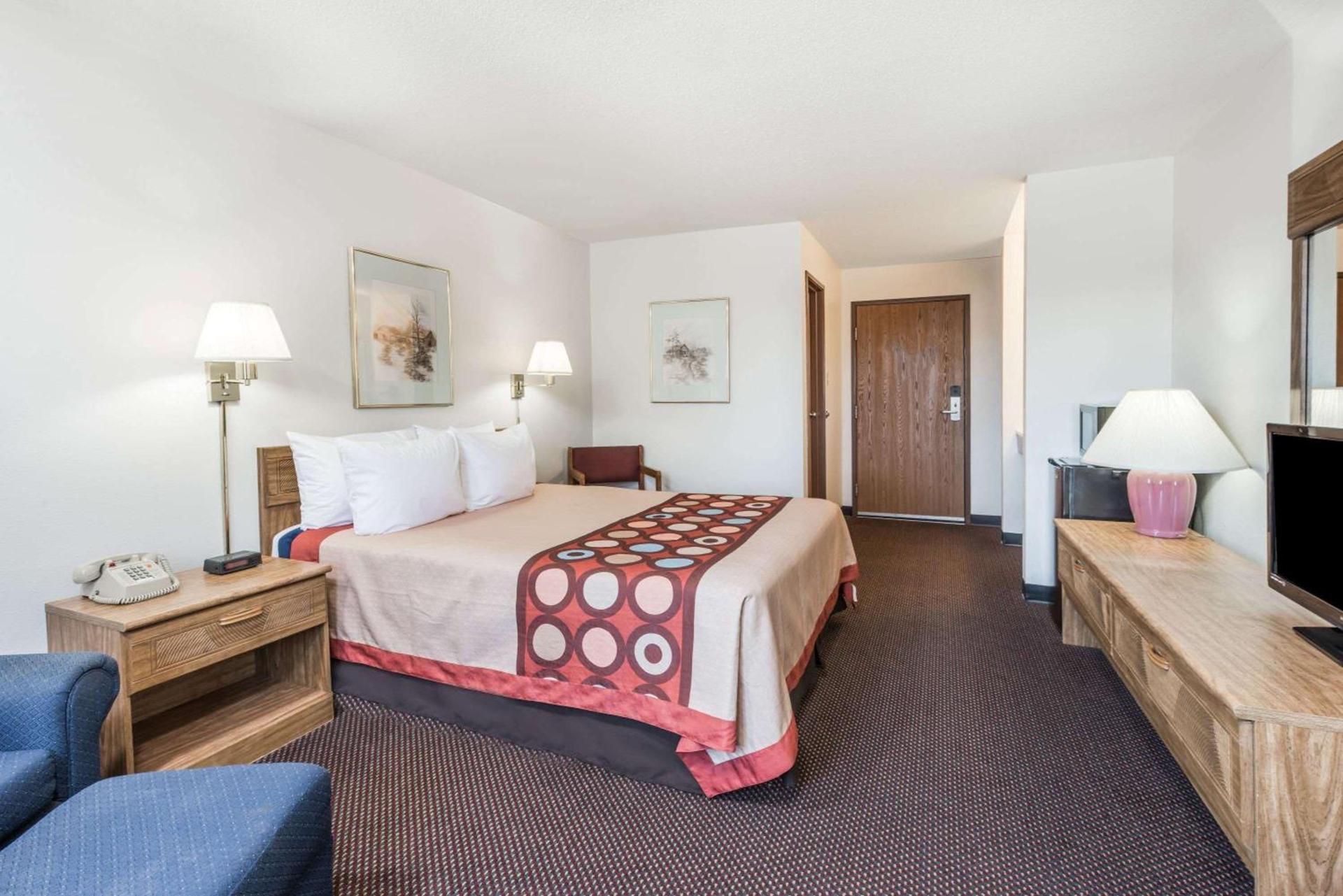 Super 8 by Wyndham Du Quoin photo 8