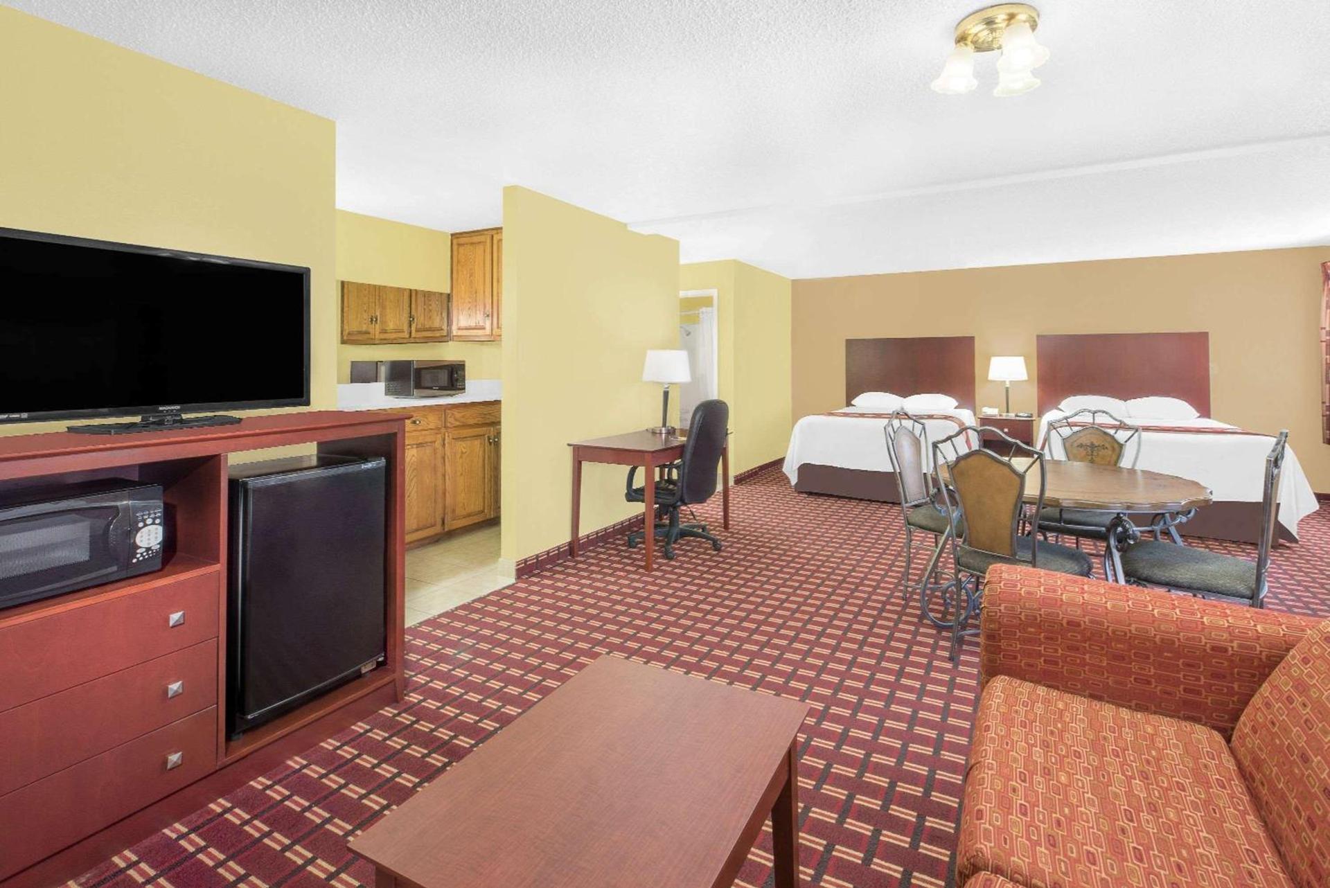 Super 8 by Wyndham Kerrville TX photo 16