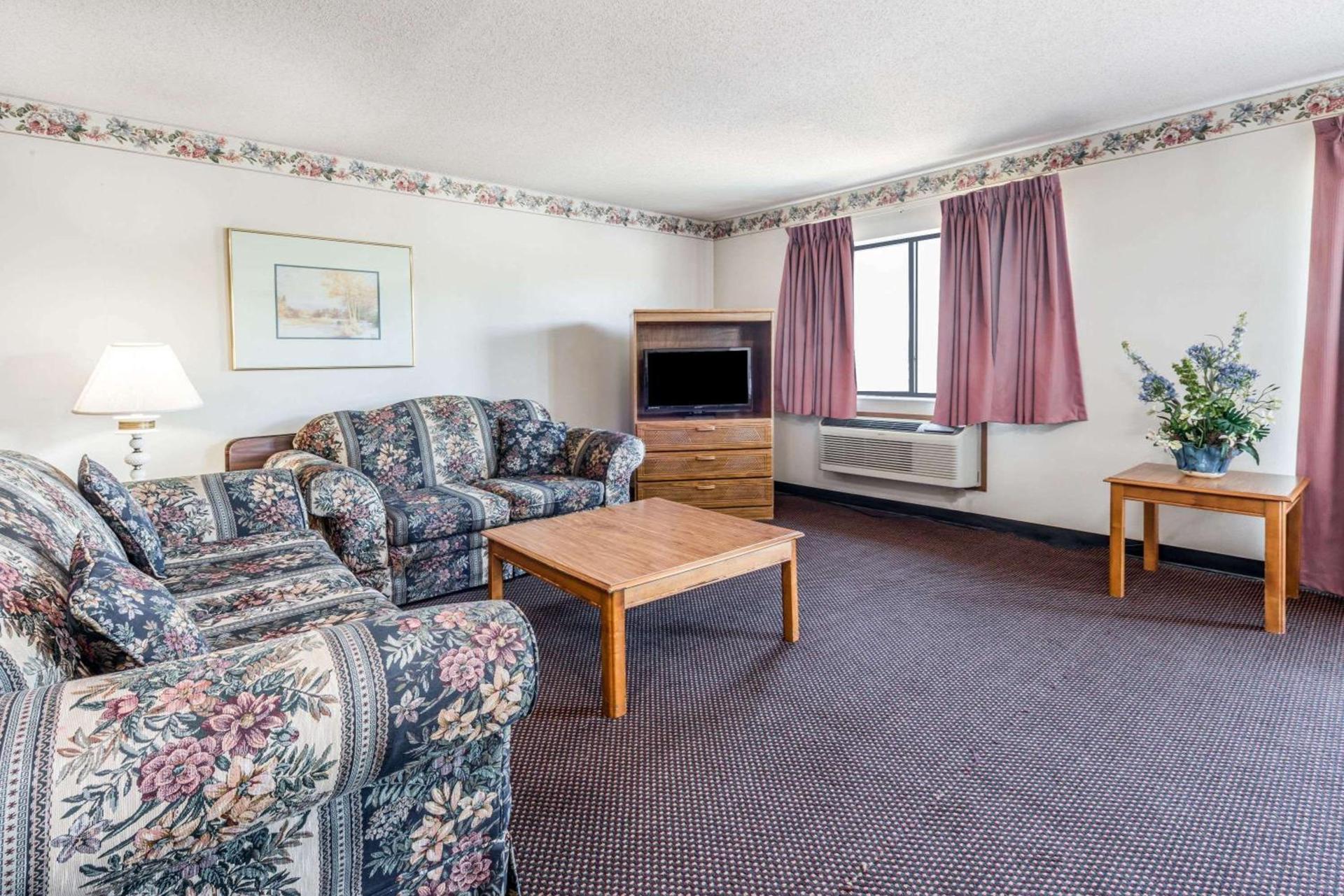 Super 8 by Wyndham Du Quoin photo 13