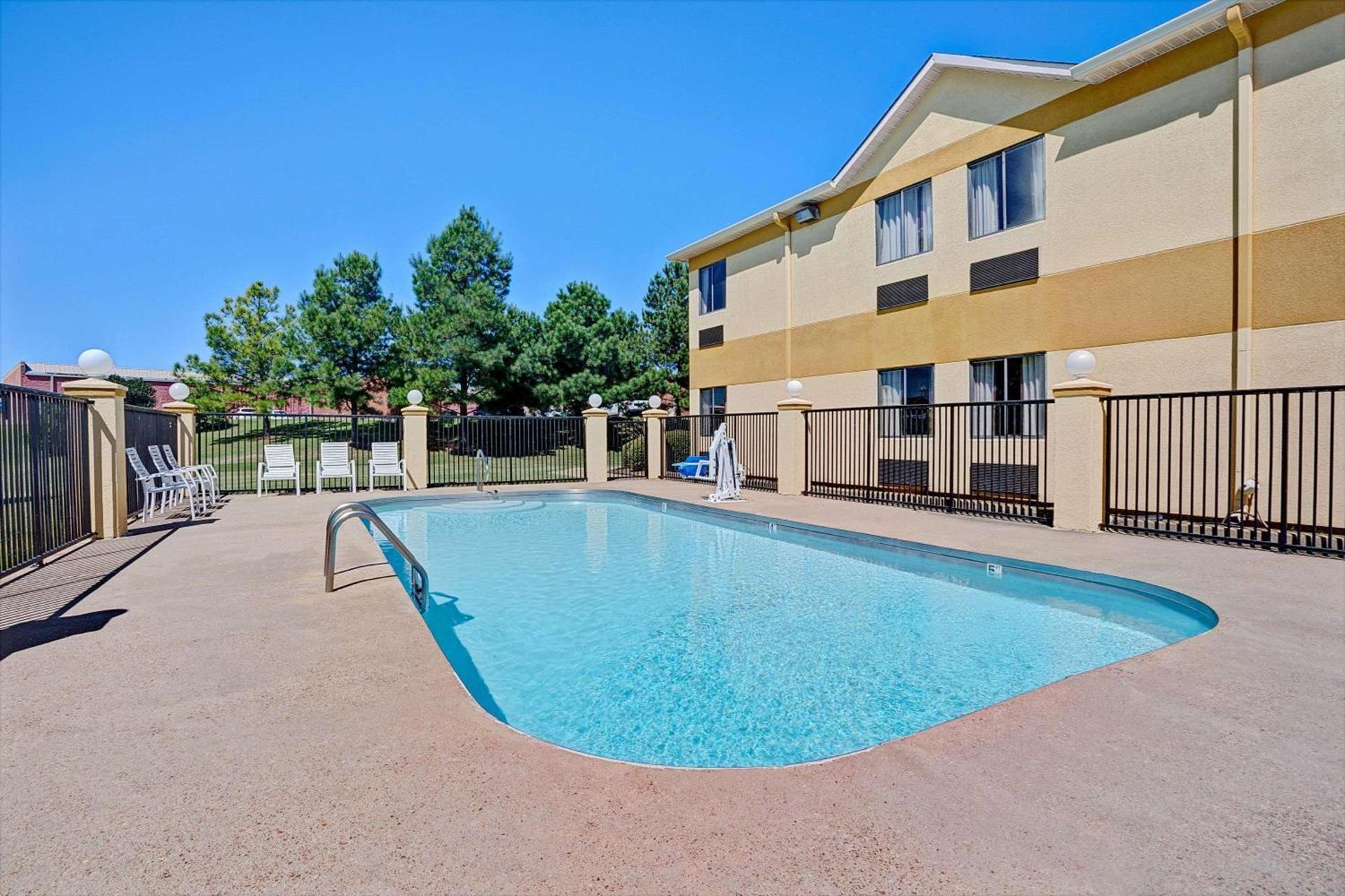 Super 8 by Wyndham Hernando photo 3
