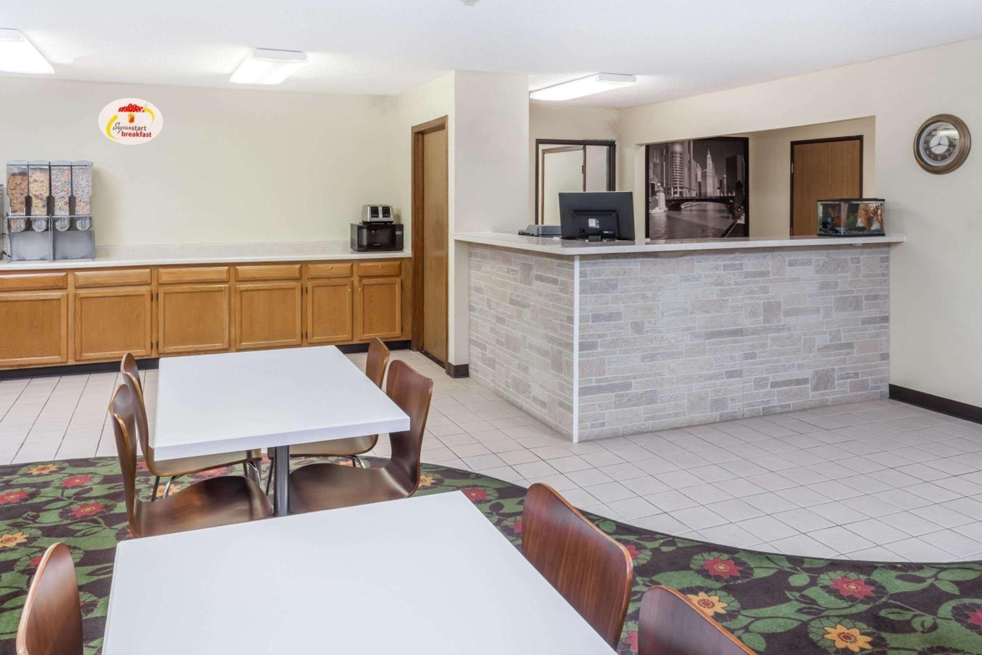 Super 8 by Wyndham Pekin/Peoria Area photo 2