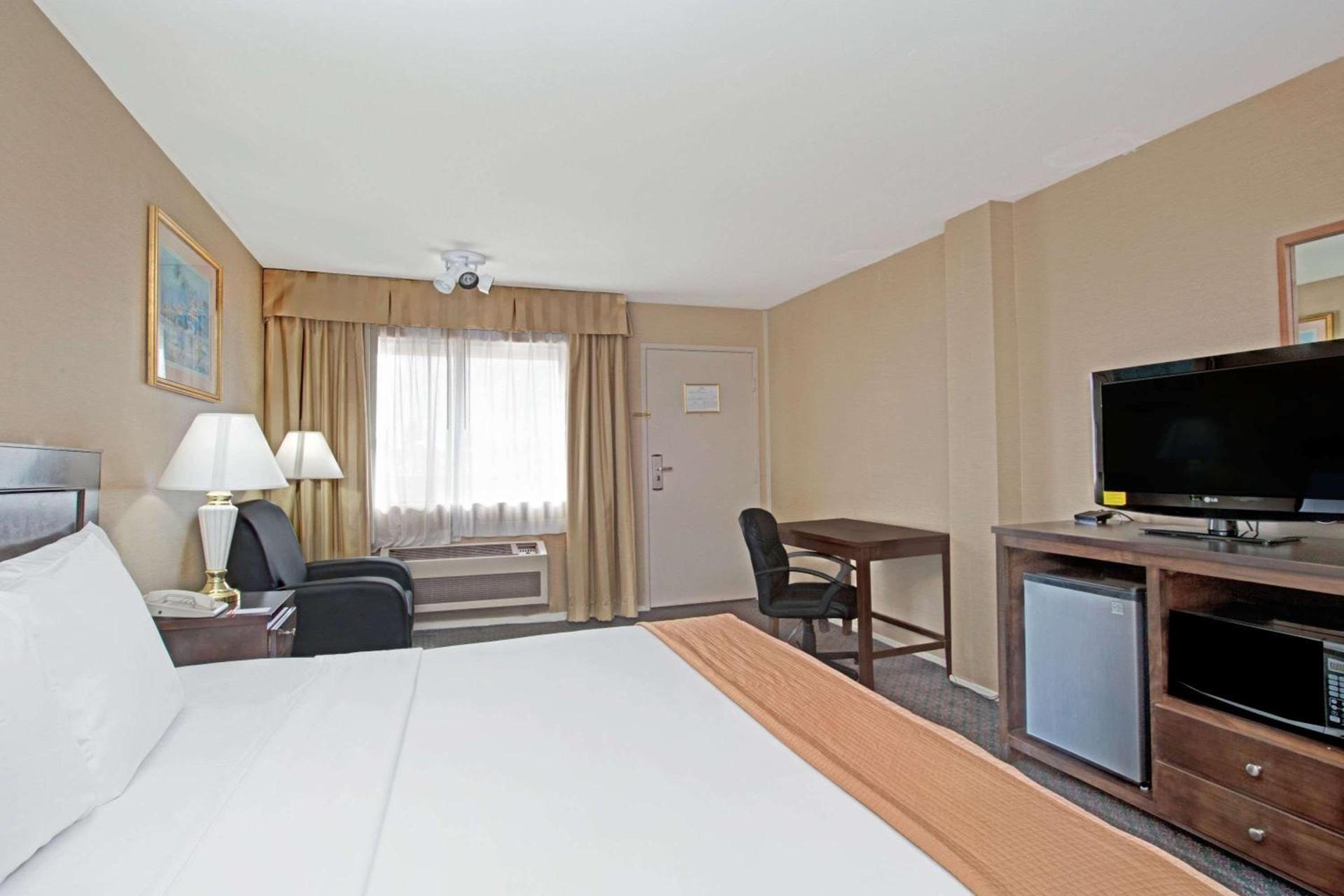 Howard Johnson by Wyndham Torrance photo 18