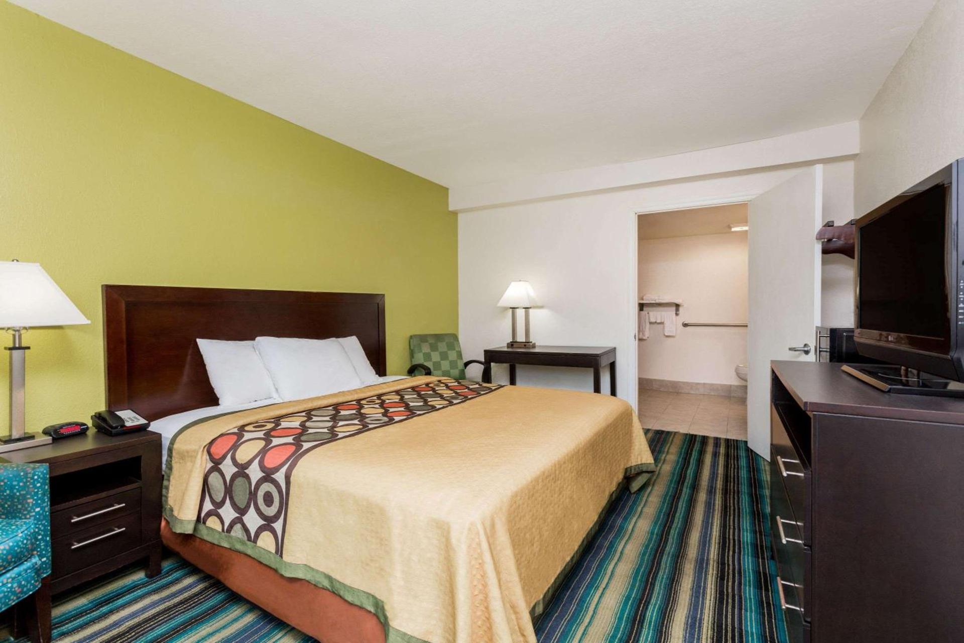 Super 8 by Wyndham Augusta photo 9