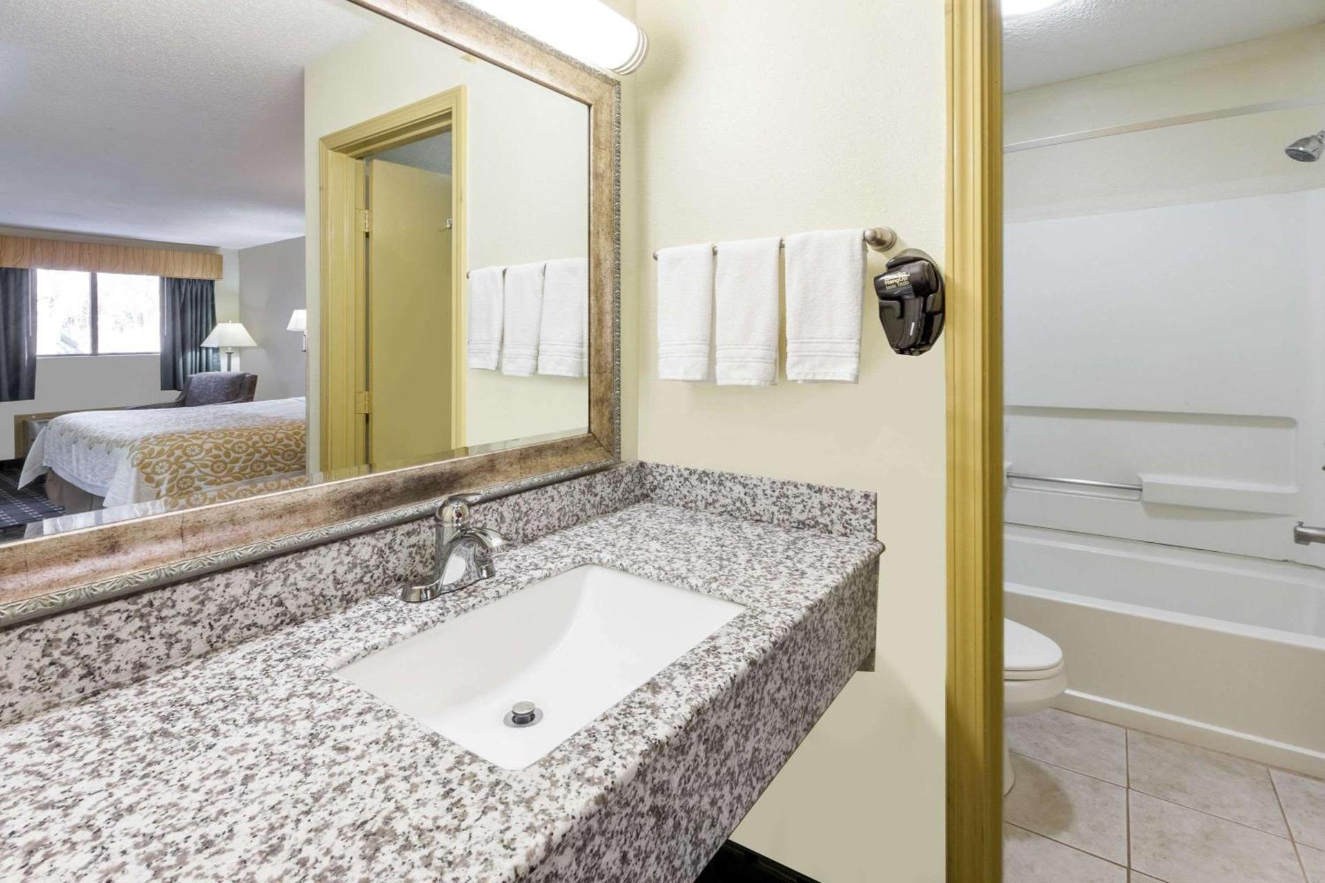 Days Inn by Wyndham Kent - Akron photo 7