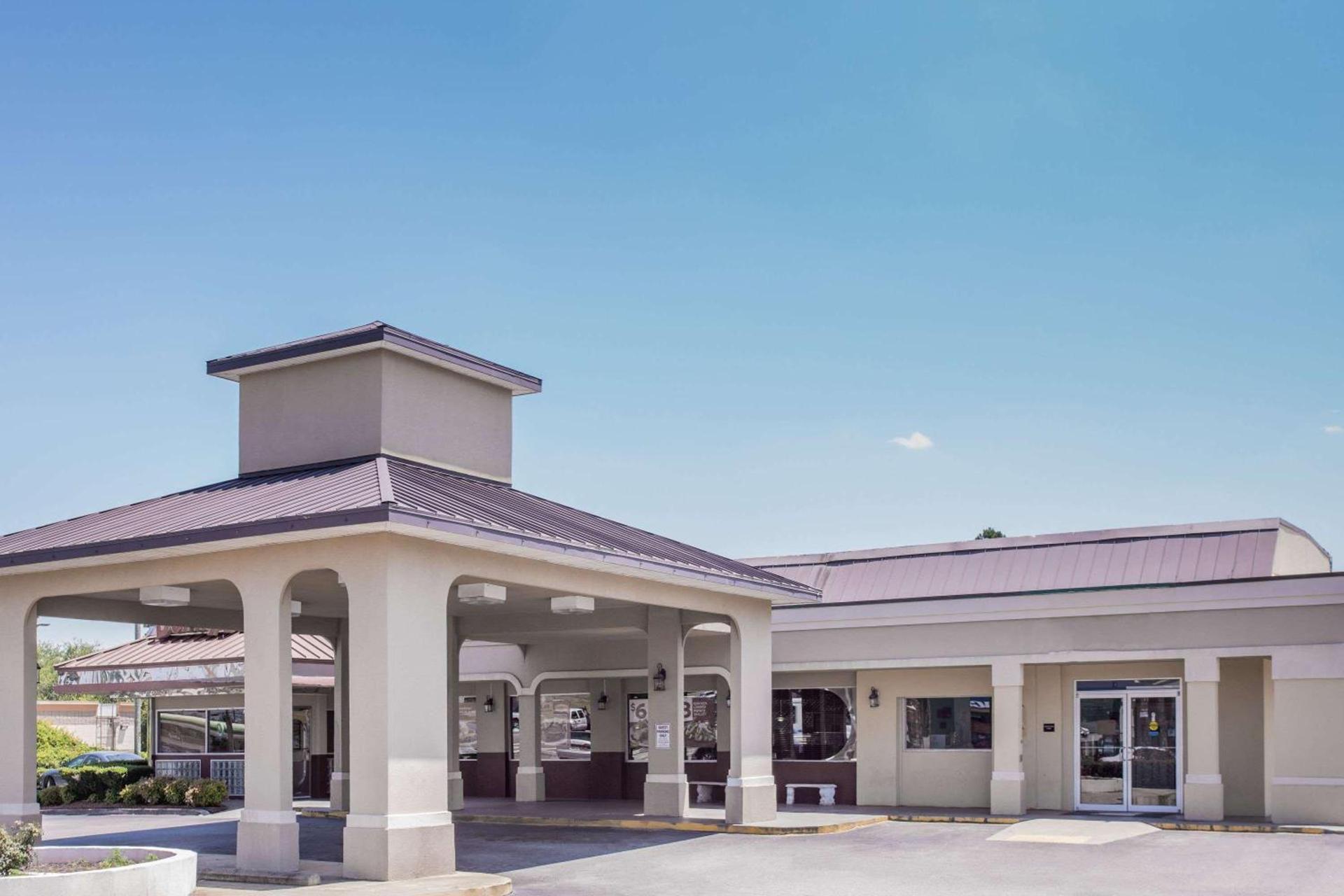 Super 8 by Wyndham Augusta photo 1