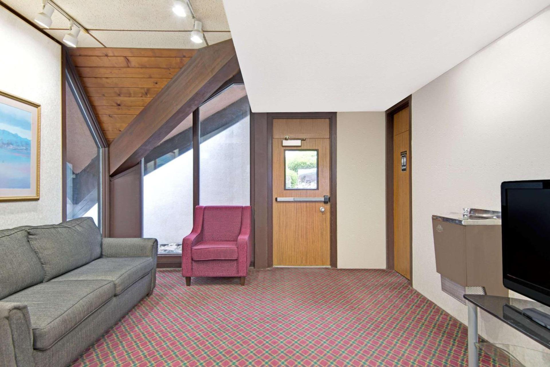 Days Inn by Wyndham Washington photo 4