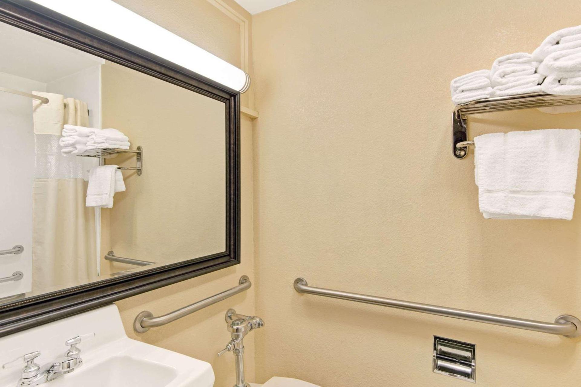 Days Inn by Wyndham Washington photo 8