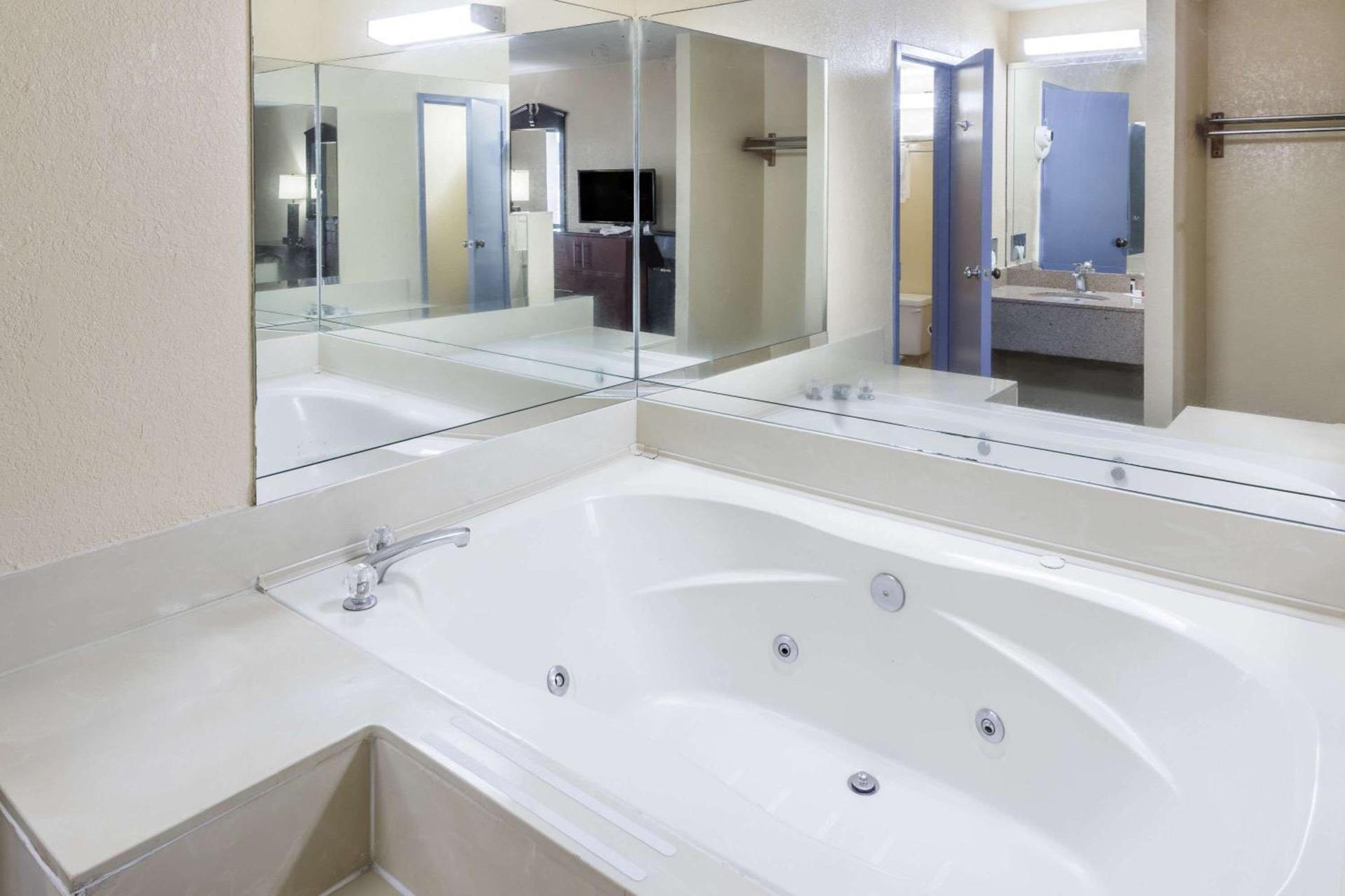 Days Inn by Wyndham Walterboro photo 7