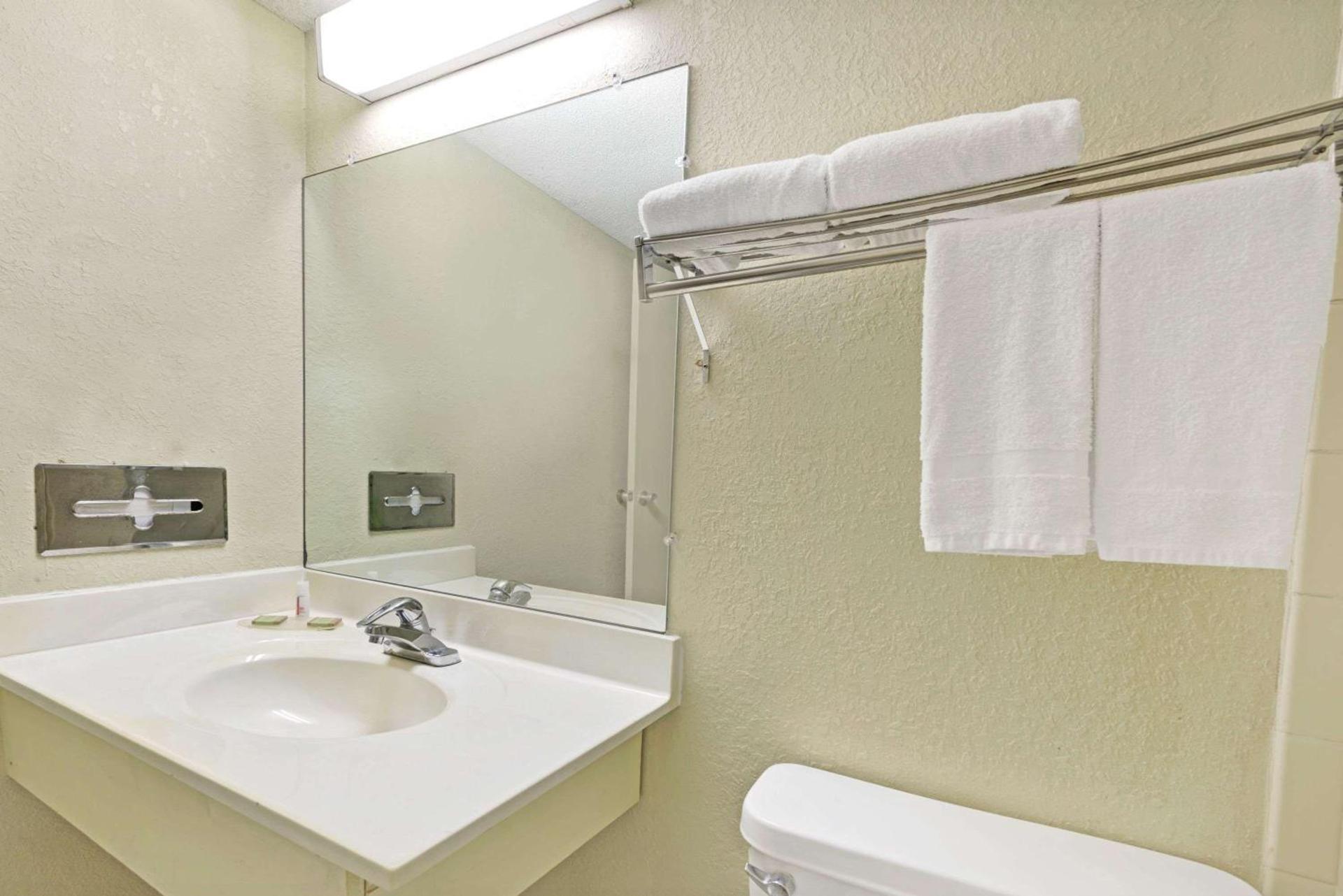 Super 8 by Wyndham Indianapolis South photo 8