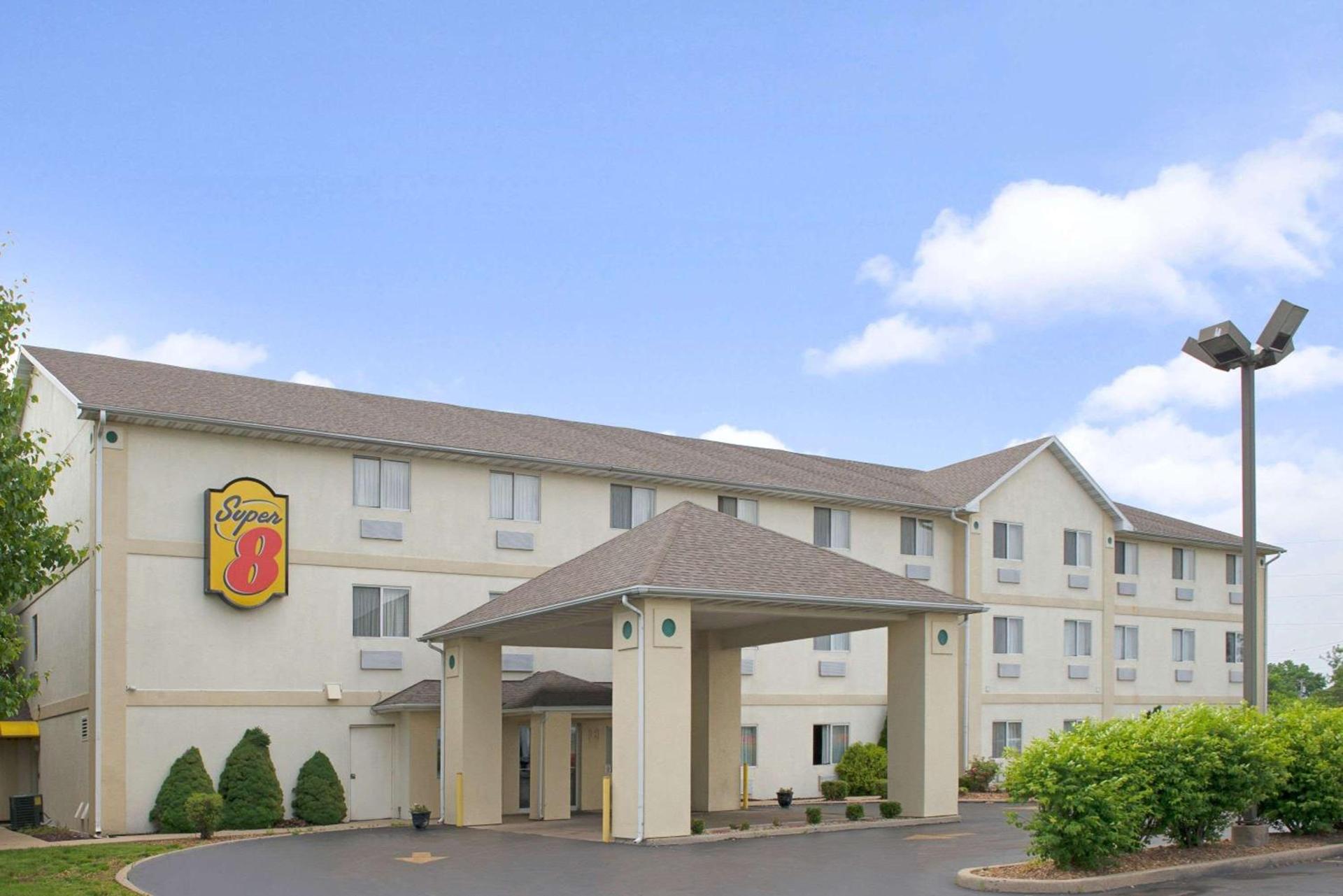 Super 8 by Wyndham Pontoon Beach IL/St. Louis MO Area photo 1