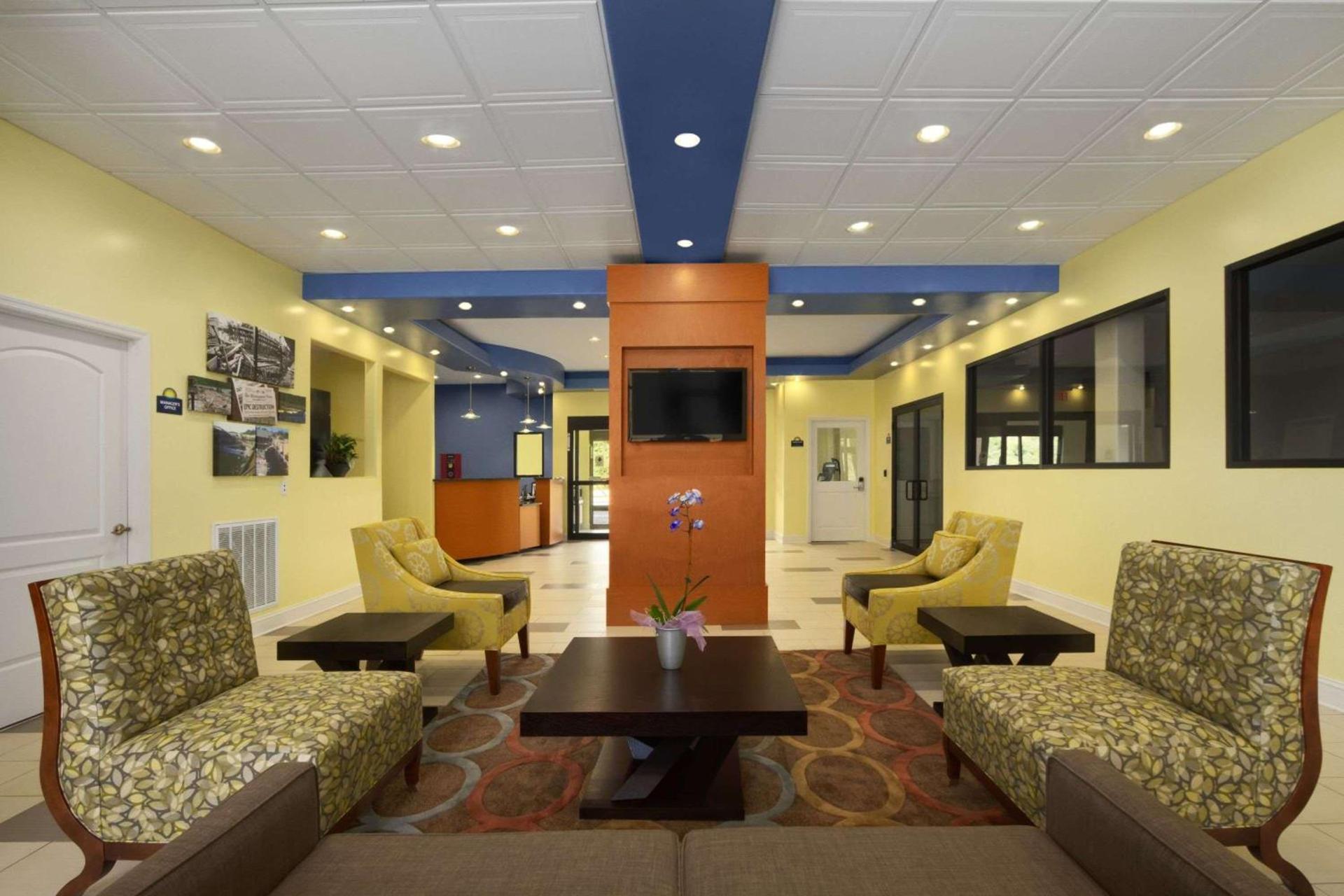 Days Inn by Wyndham Fultondale photo 5