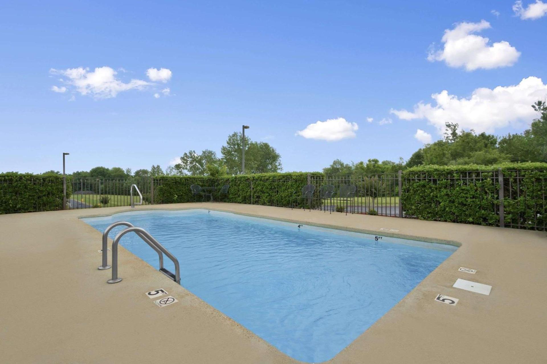 Super 8 by Wyndham Tupelo Airport photo 3