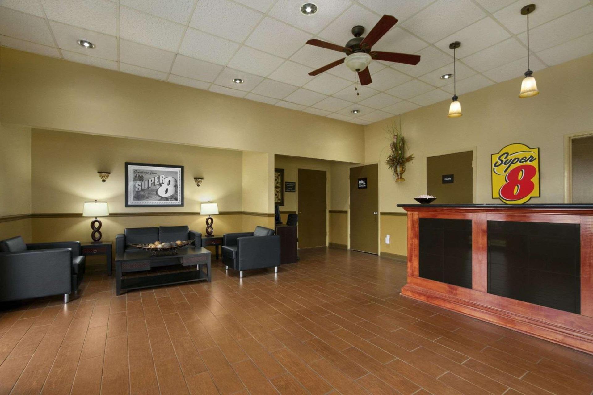 Super 8 by Wyndham Tupelo Airport photo 2