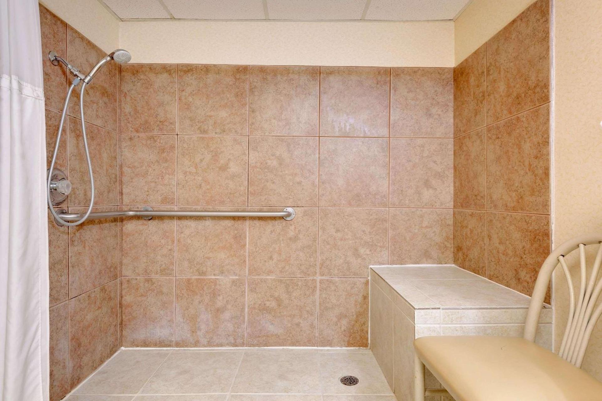 Ramada by Wyndham Cleveland Airport West photo 4