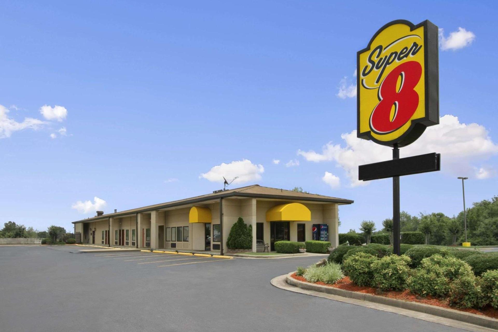 Super 8 by Wyndham Tupelo Airport photo 1