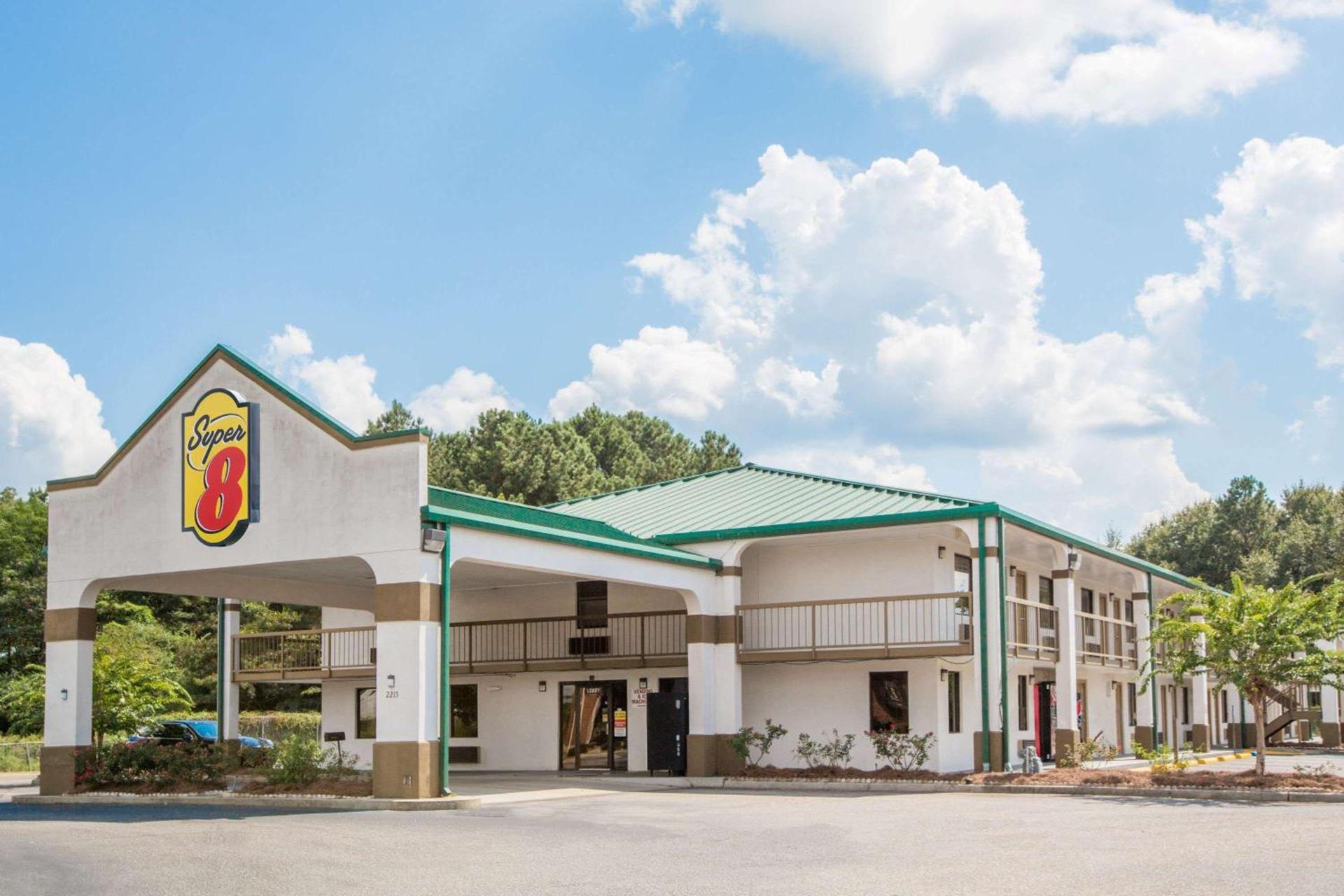 Super 8 by Wyndham Dothan photo 1