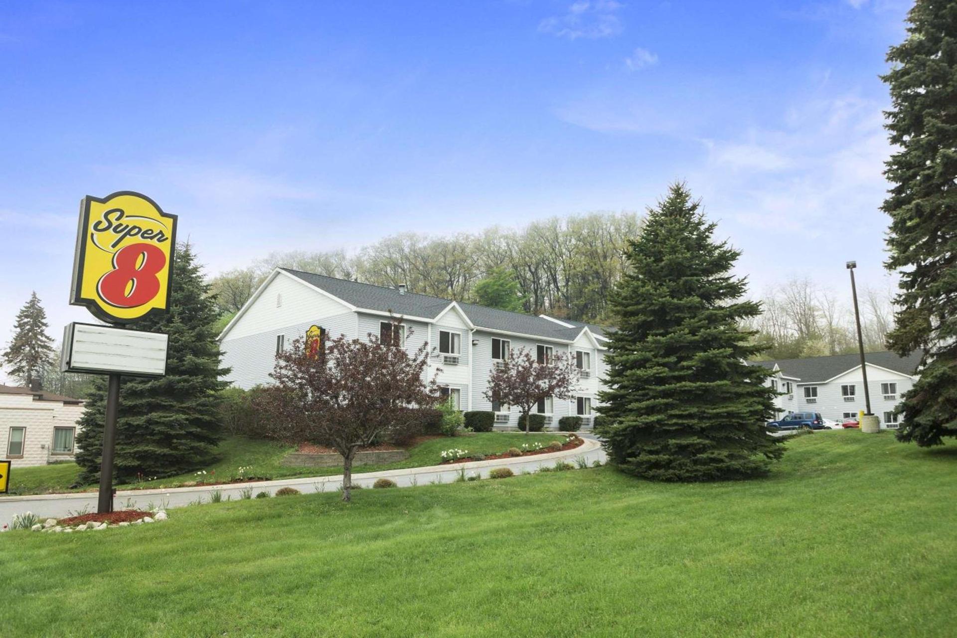 Super 8 by Wyndham Manistee photo 2