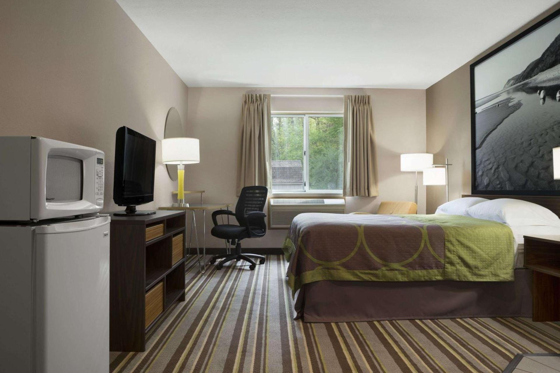 Super 8 by Wyndham Manistee photo 16
