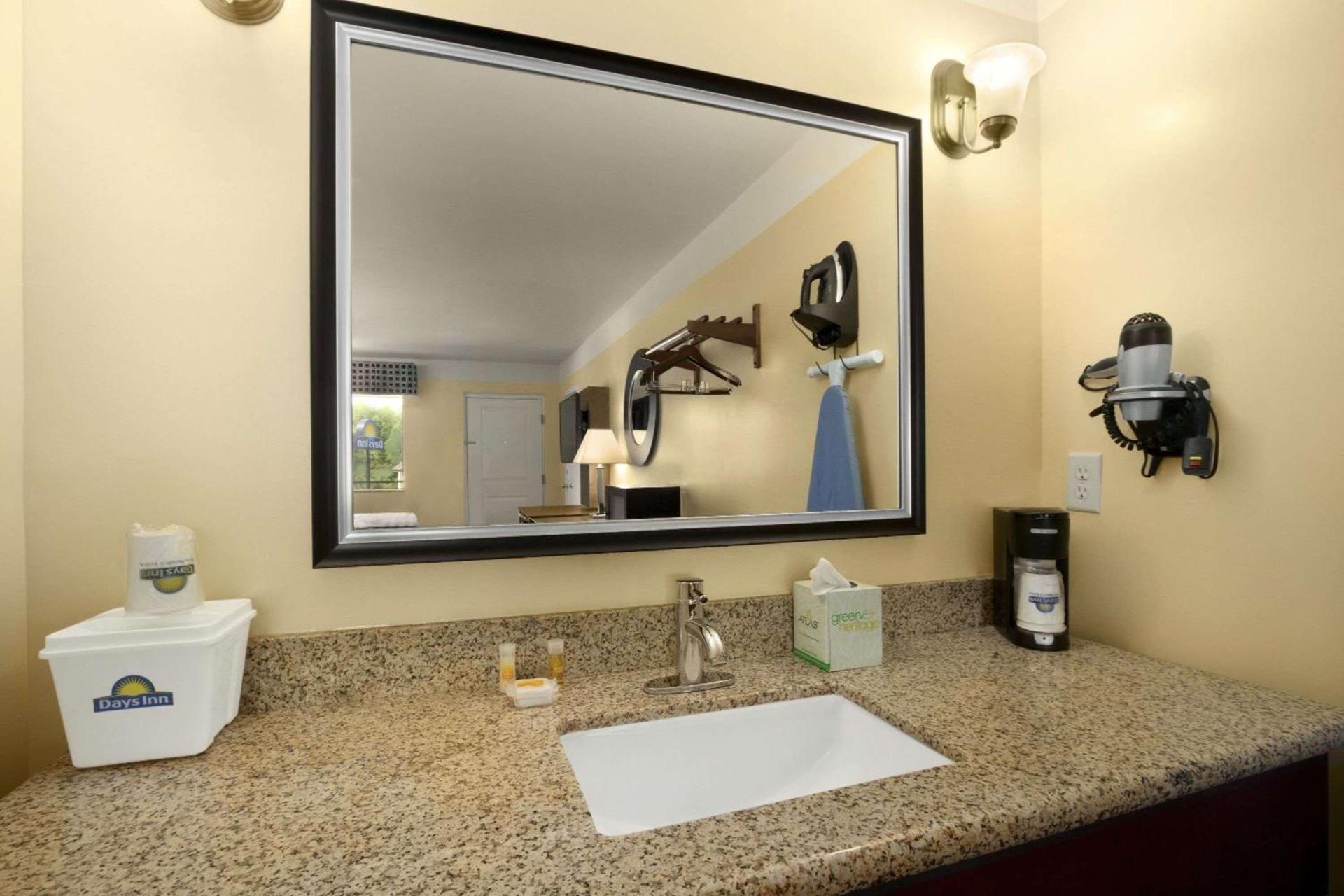 Days Inn by Wyndham Fultondale photo 9