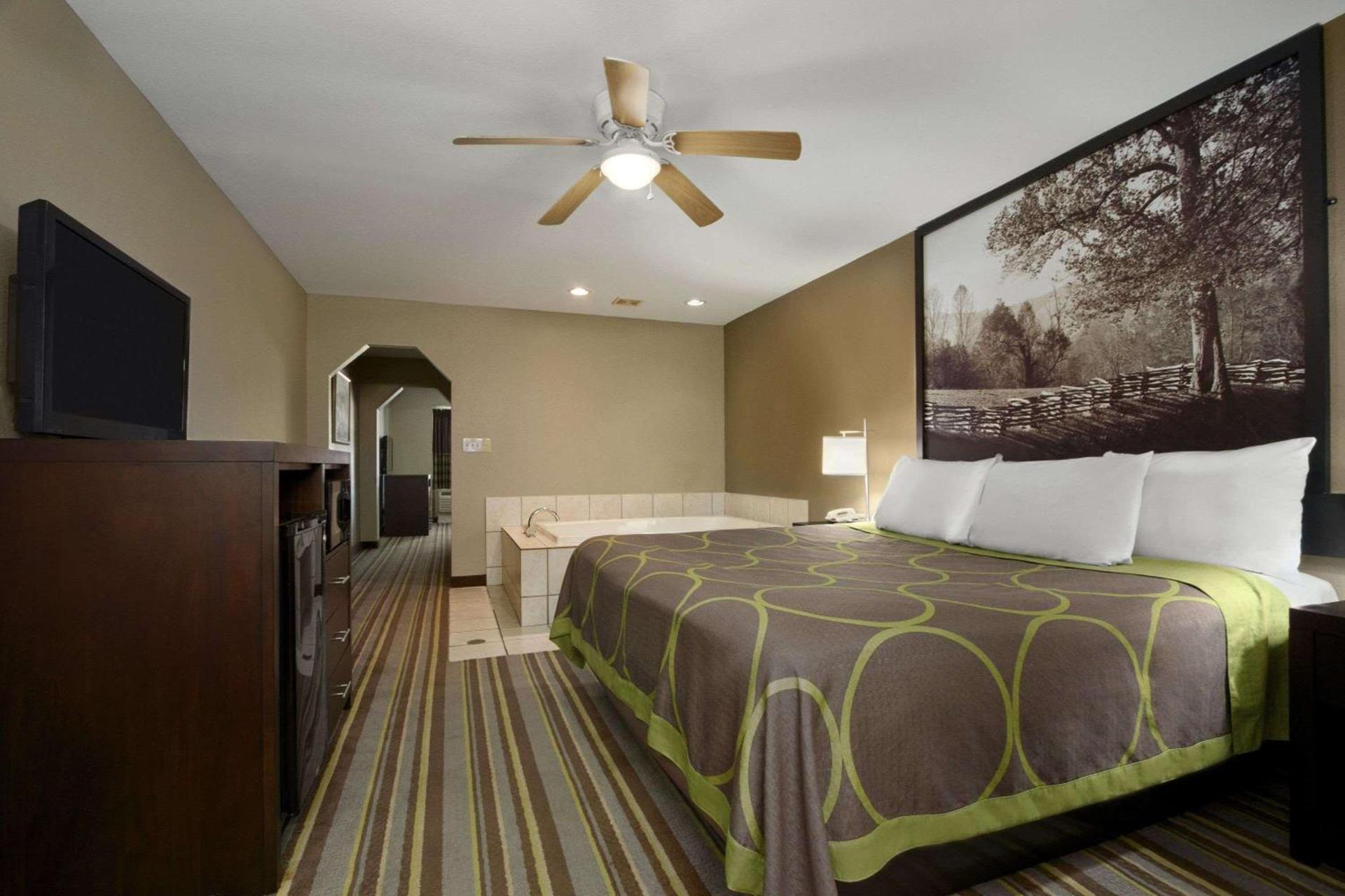 Super 8 by Wyndham Tupelo Airport photo 5
