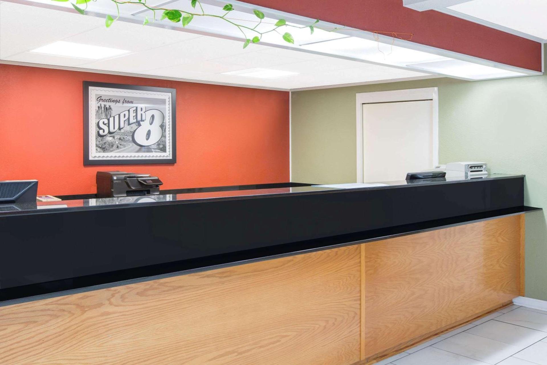 Super 8 by Wyndham Dothan photo 2