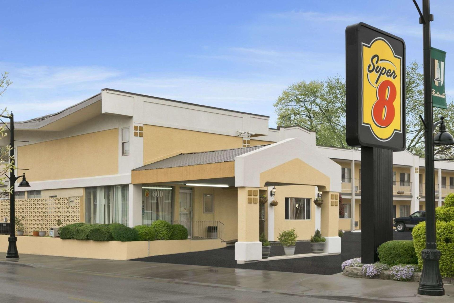 Super 8 by Wyndham Belleville St. Louis Area photo 1