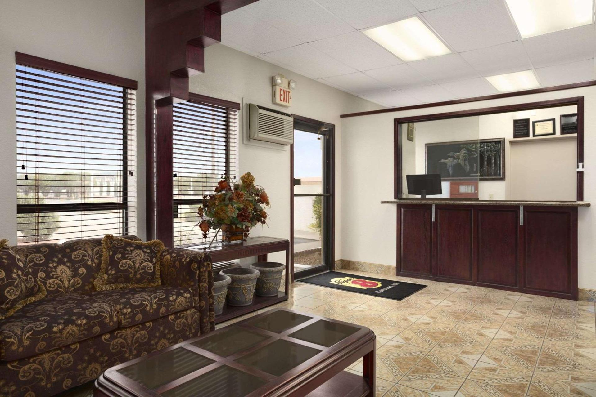 Super 8 by Wyndham Carlsbad photo 2