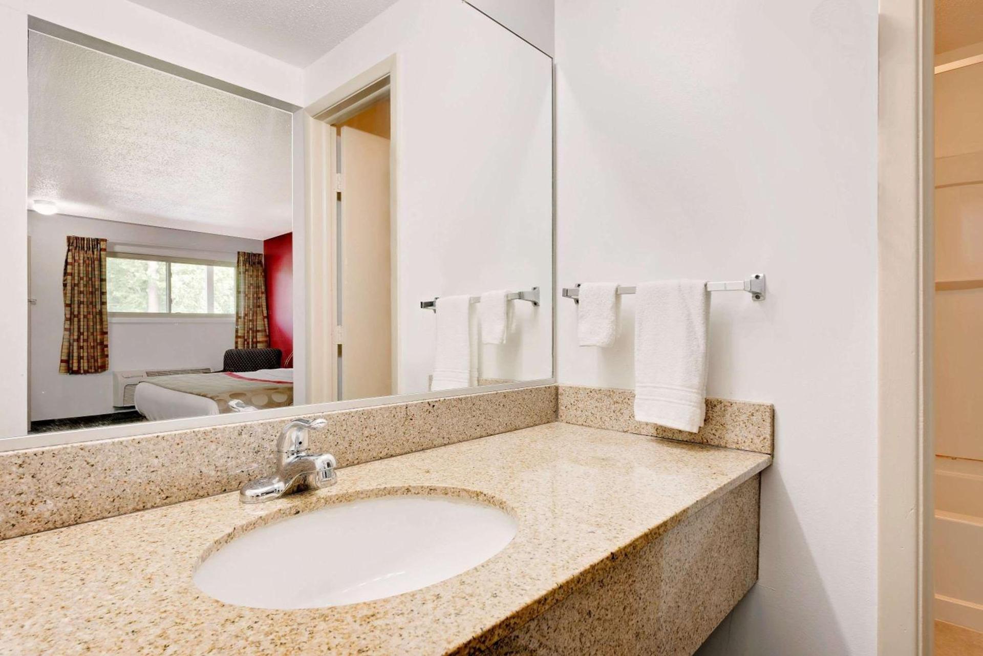 Ramada by Wyndham Cleveland Airport West photo 3