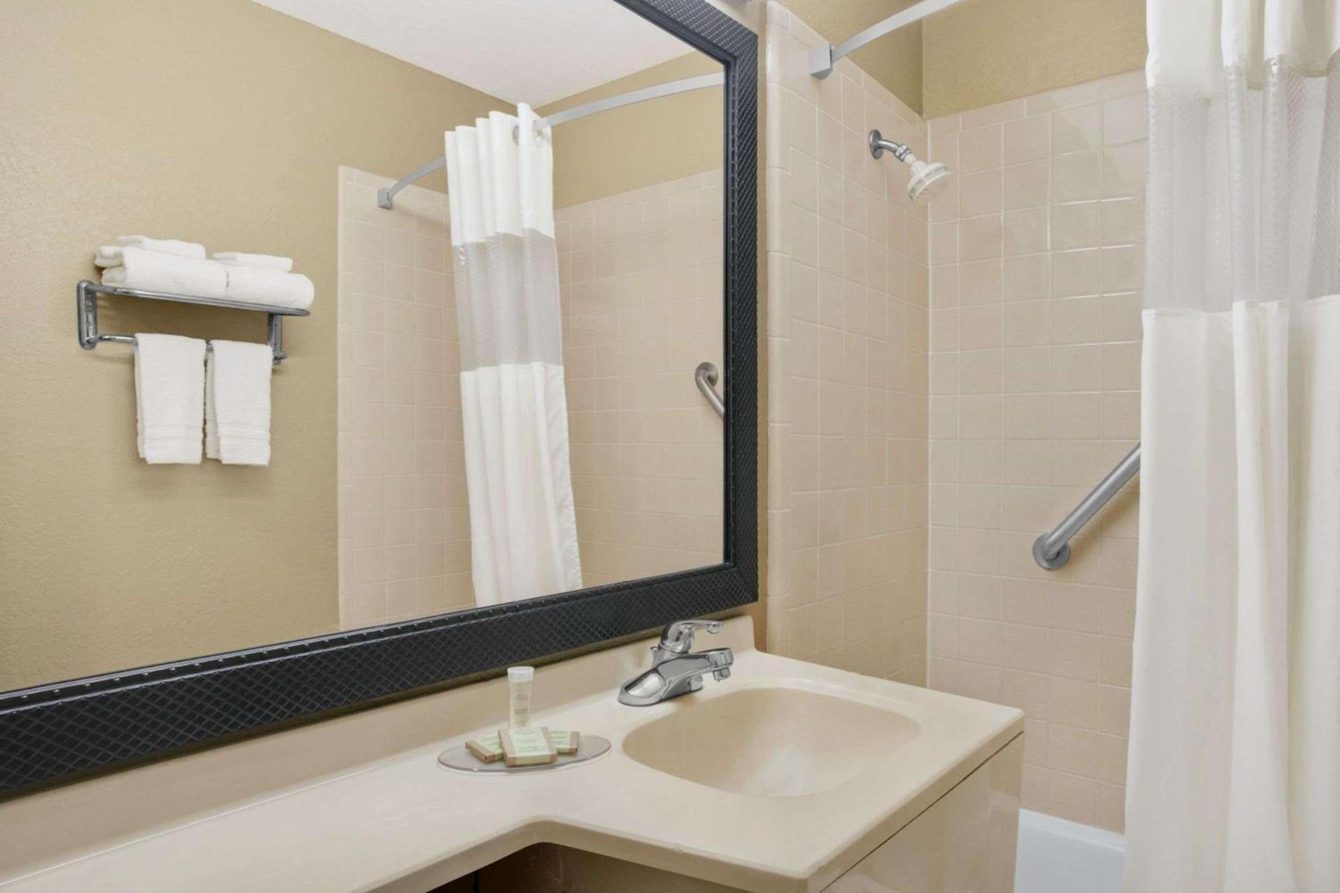 Super 8 by Wyndham Belleville St. Louis Area photo 5