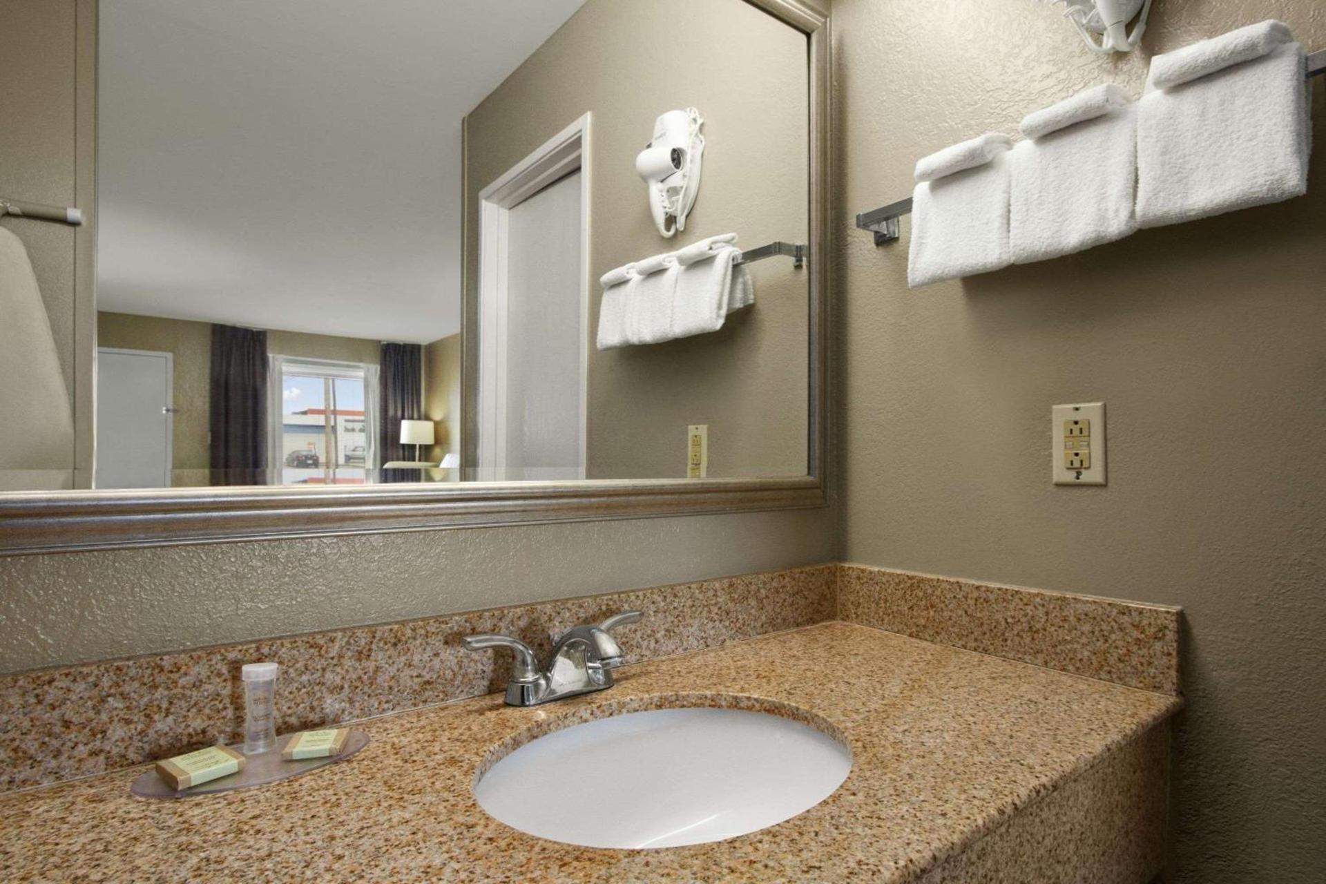 Super 8 by Wyndham Tupelo Airport photo 8