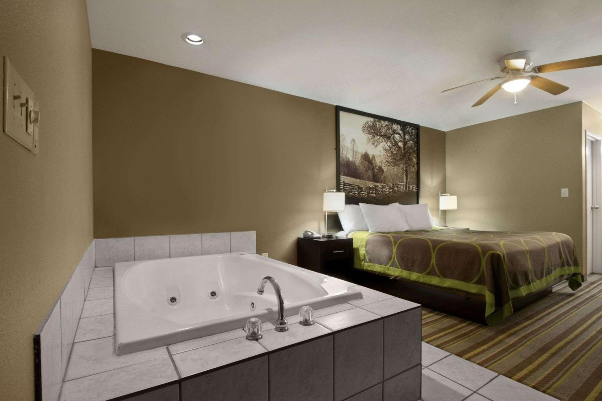 Super 8 by Wyndham Tupelo Airport photo 11