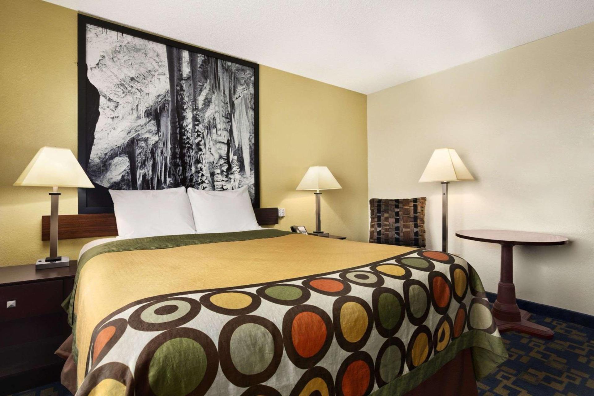 Super 8 by Wyndham Carlsbad photo 4