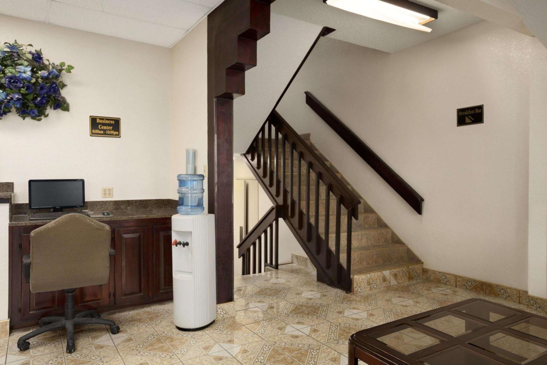 Super 8 by Wyndham Carlsbad photo 8