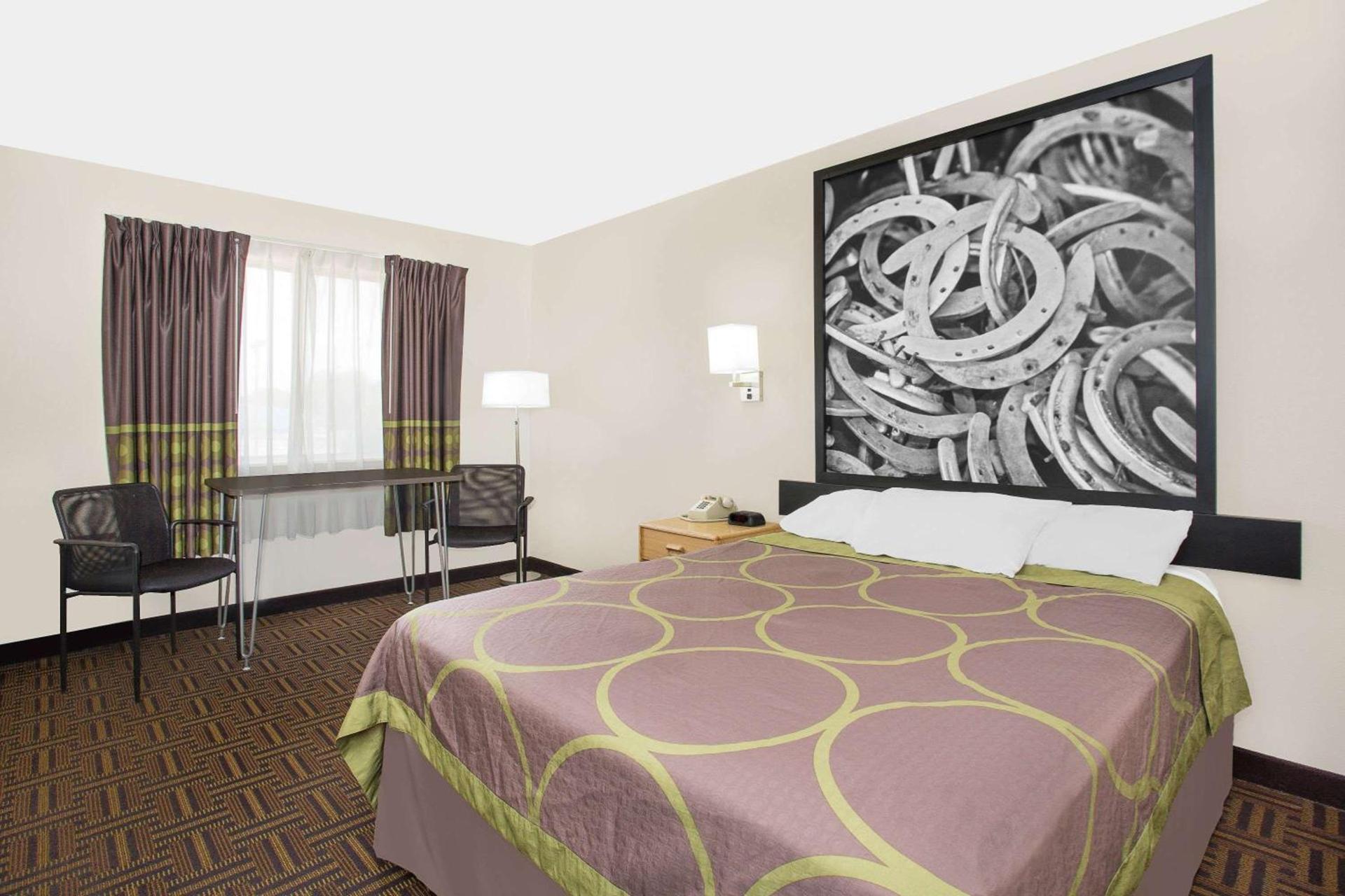 Super 8 by Wyndham Bloomfield photo 10