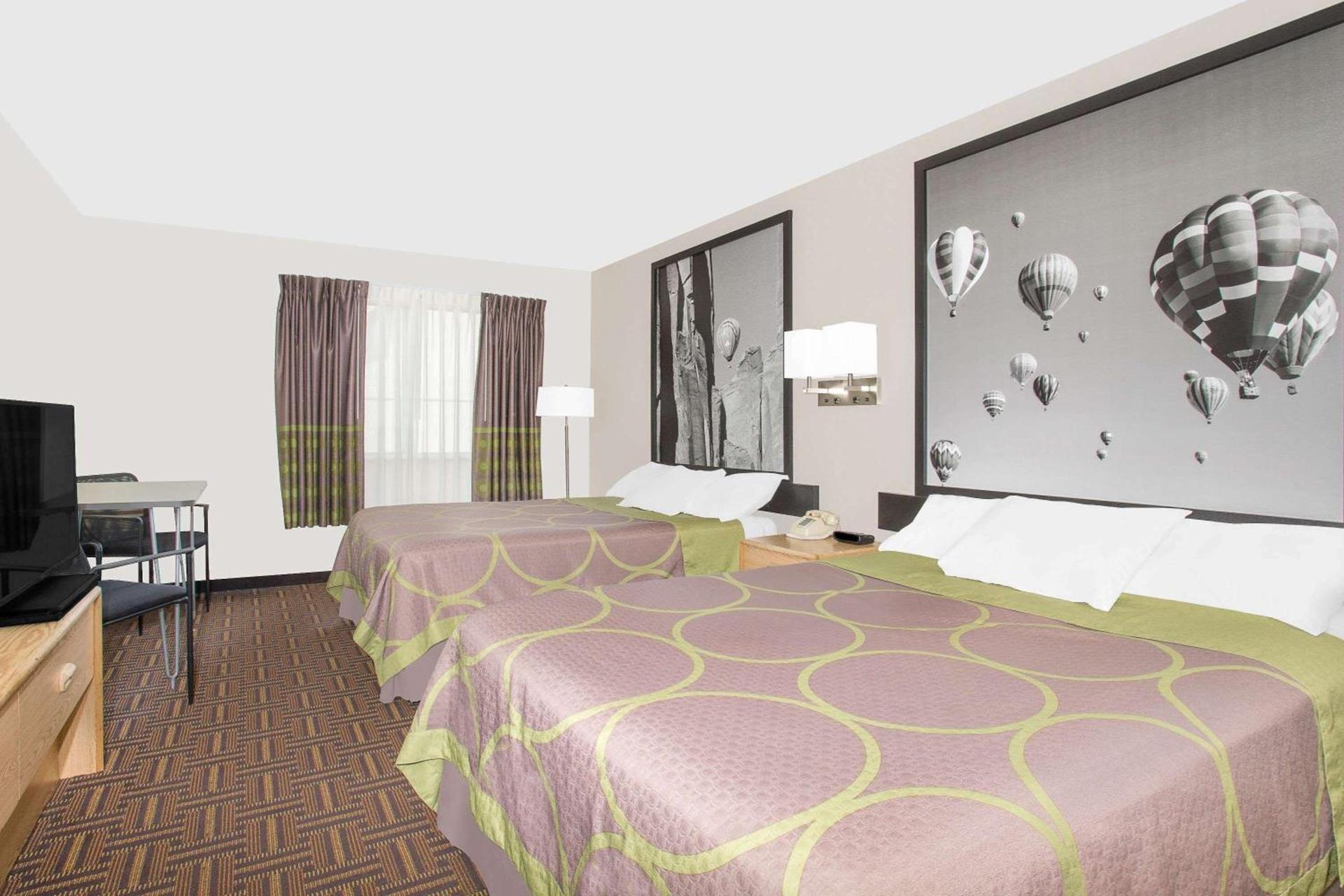 Super 8 by Wyndham Bloomfield photo 12