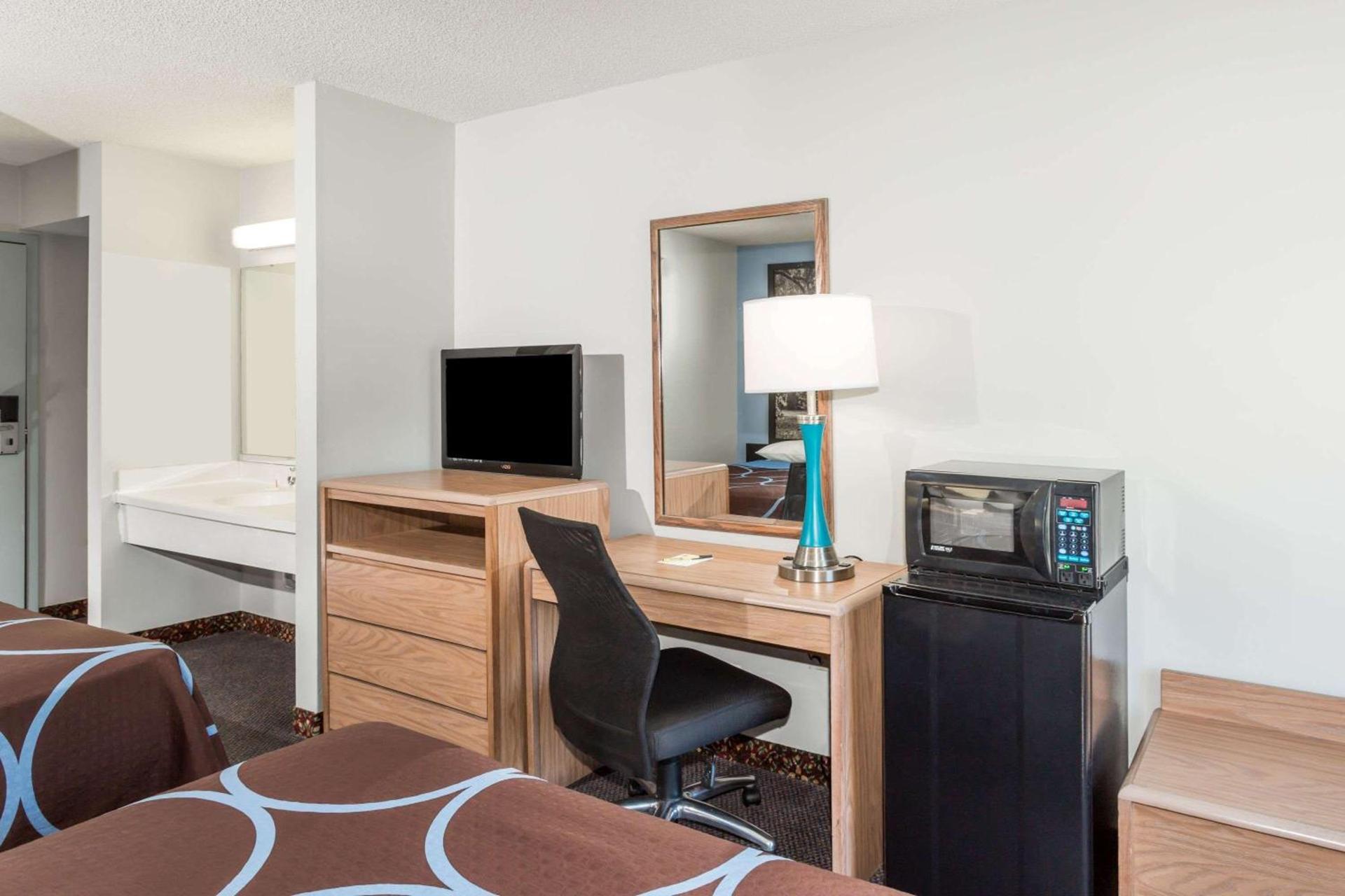 Super 8 by Wyndham Valdosta GA I-75 photo 24