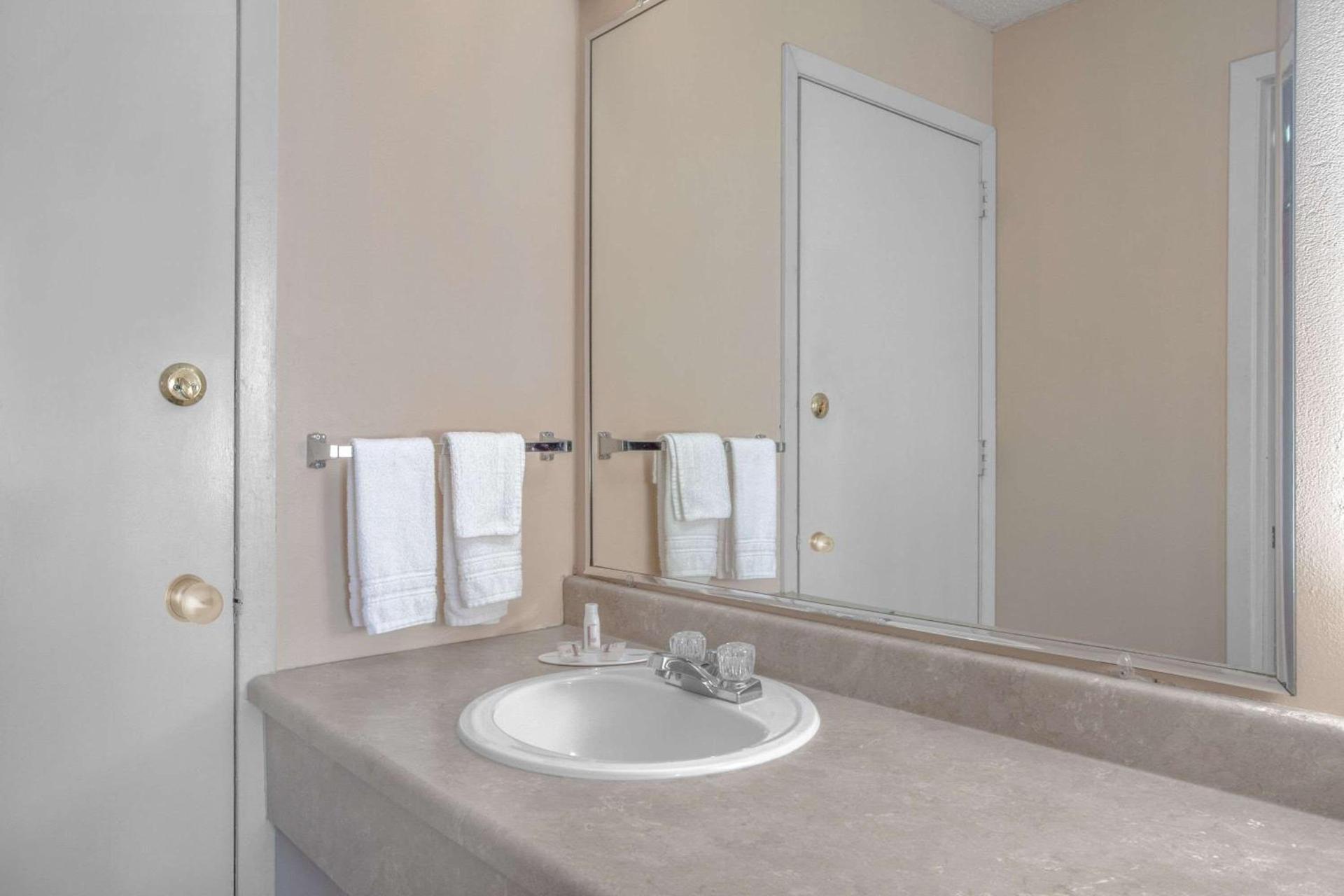 Super 8 by Wyndham Carlisle North photo 10