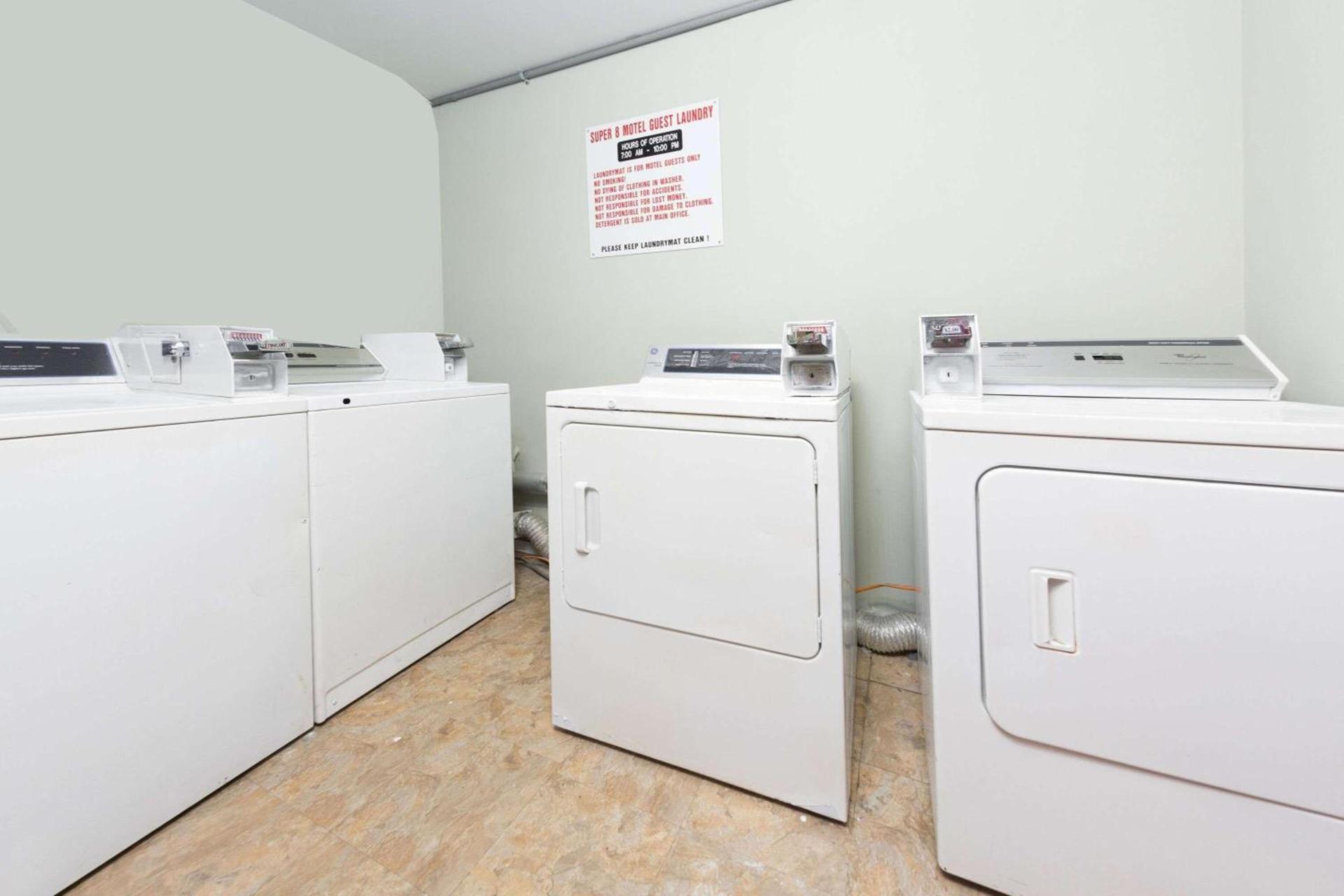 Super 8 by Wyndham Tifton photo 12