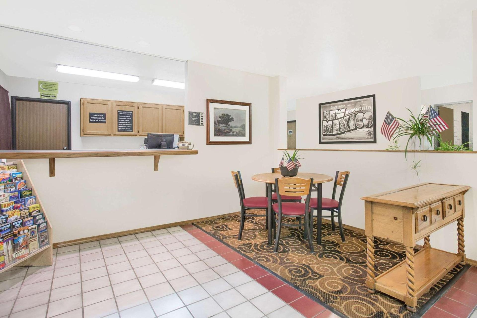 Super 8 by Wyndham Bloomfield photo 3