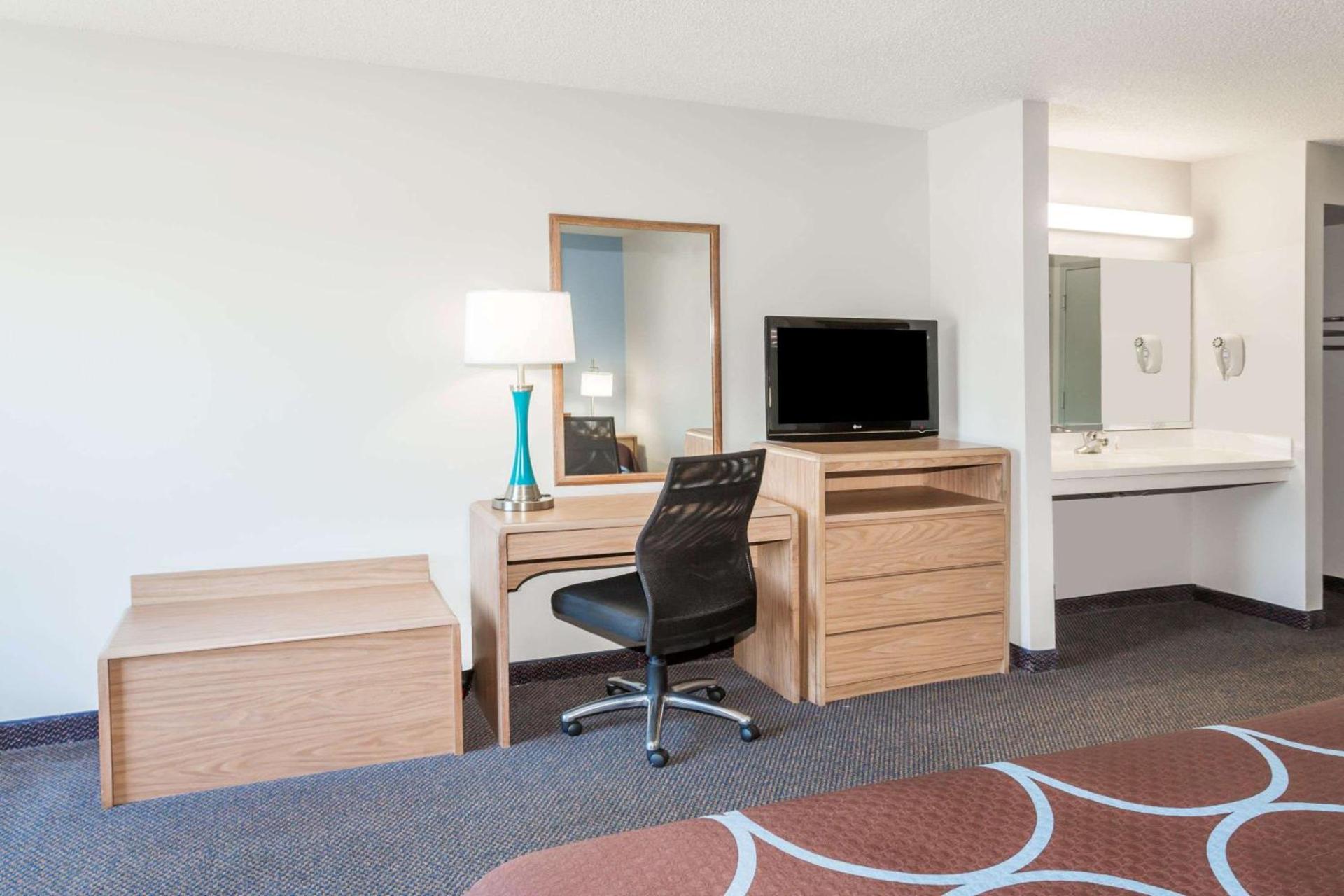 Super 8 by Wyndham Valdosta GA I-75 photo 20