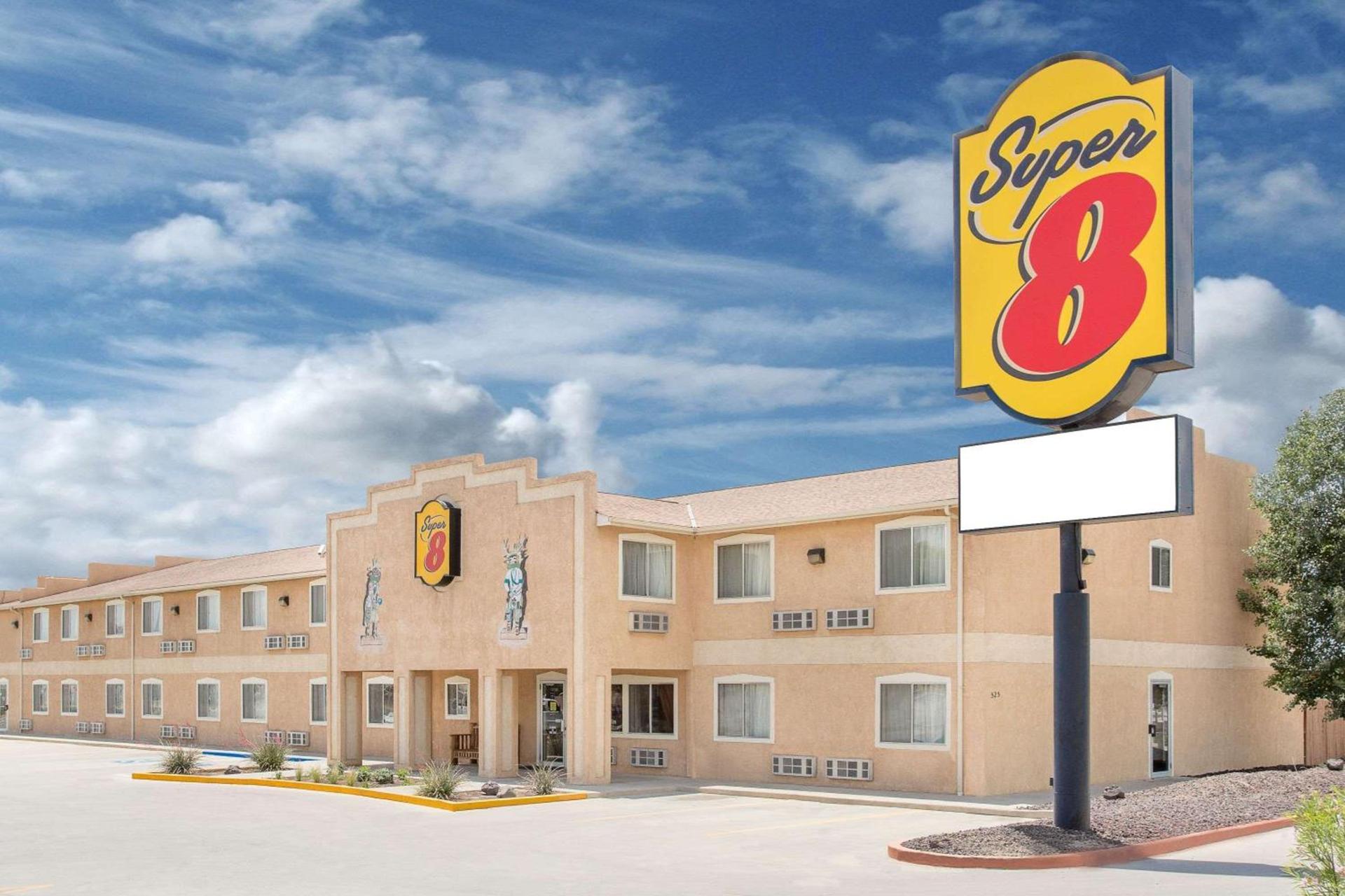 Super 8 by Wyndham Bloomfield photo 1