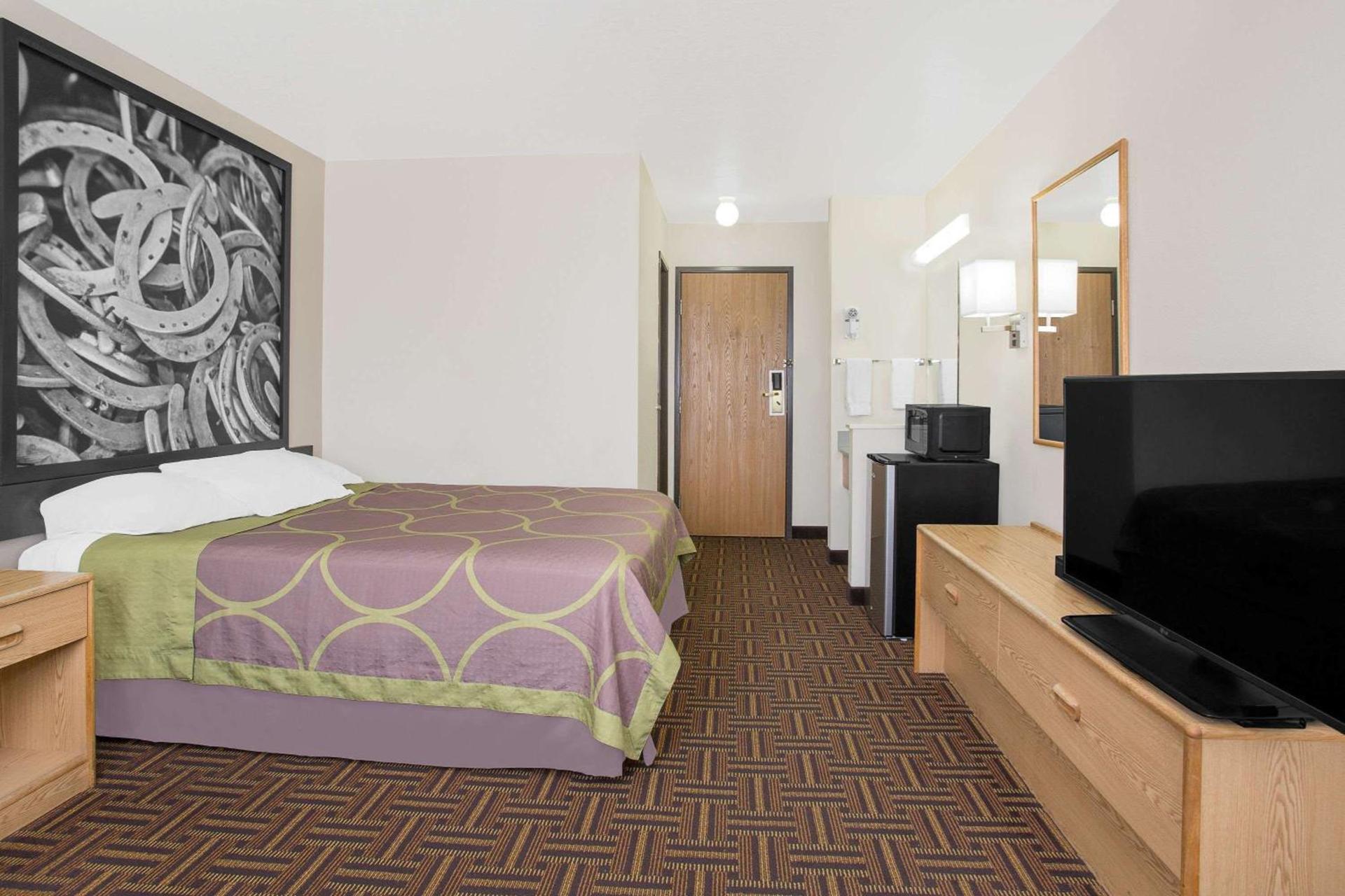 Super 8 by Wyndham Bloomfield photo 11