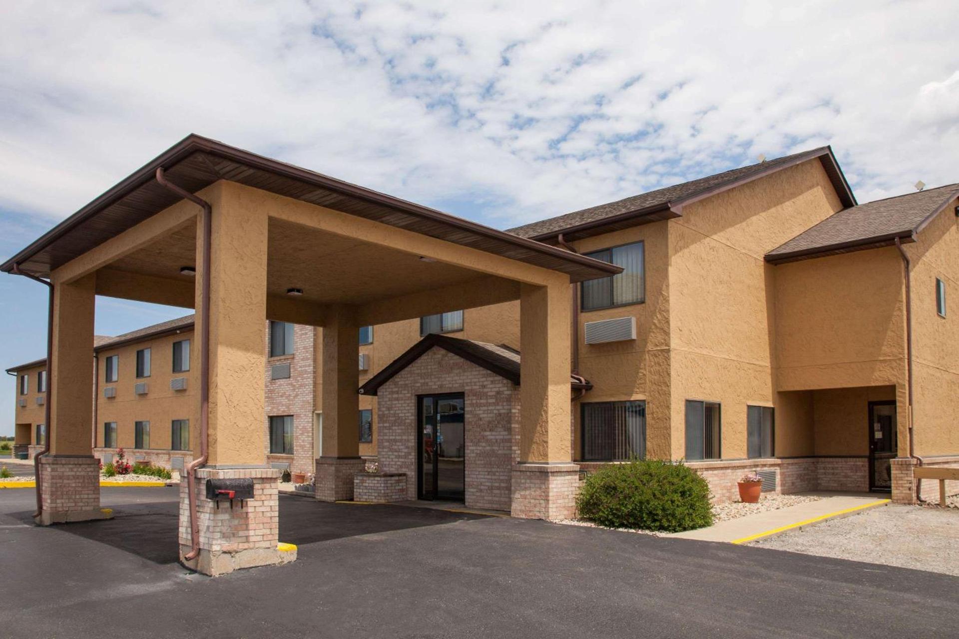 Super 8 by Wyndham Dwight photo 1