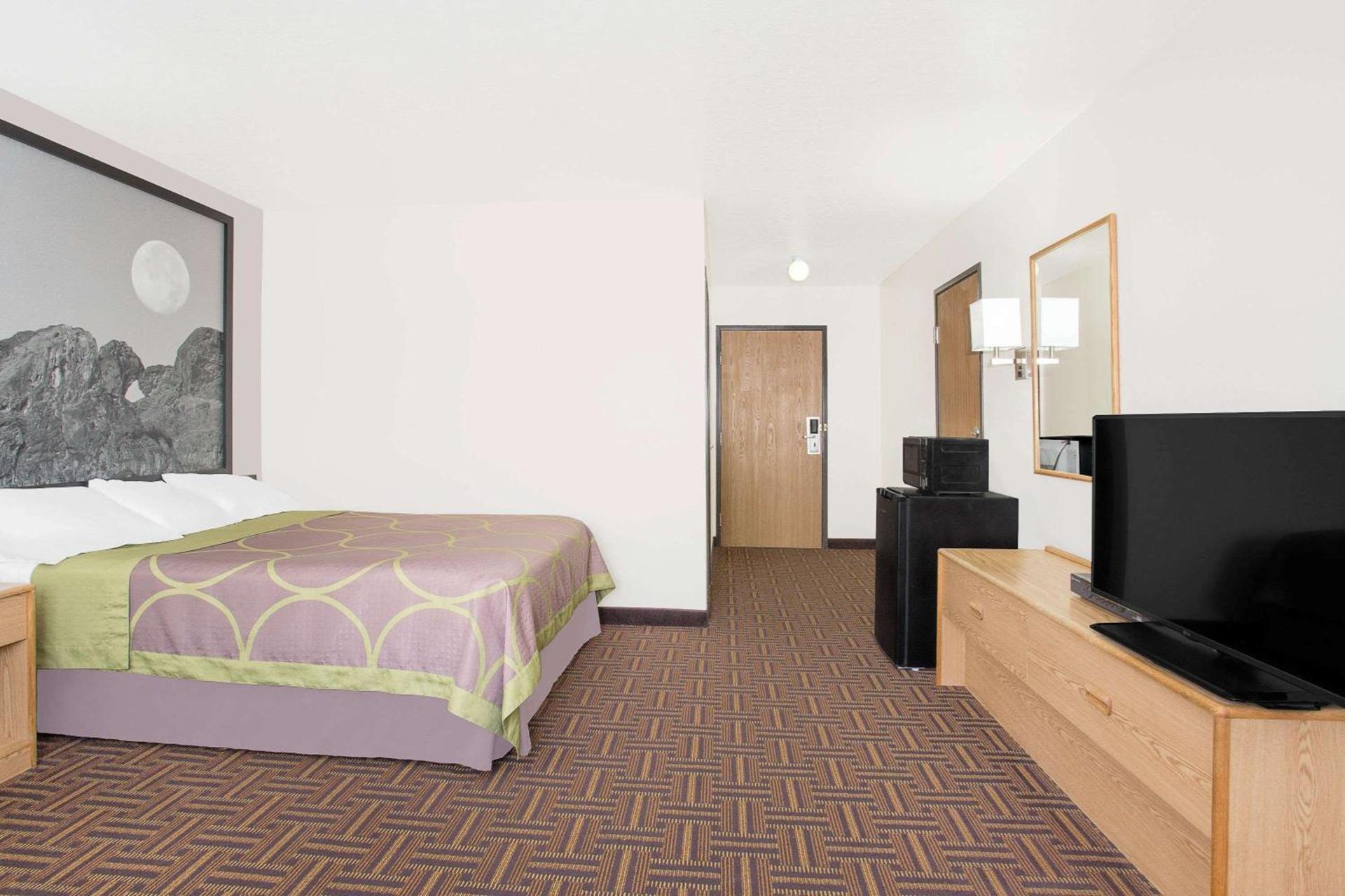 Super 8 by Wyndham Bloomfield photo 13