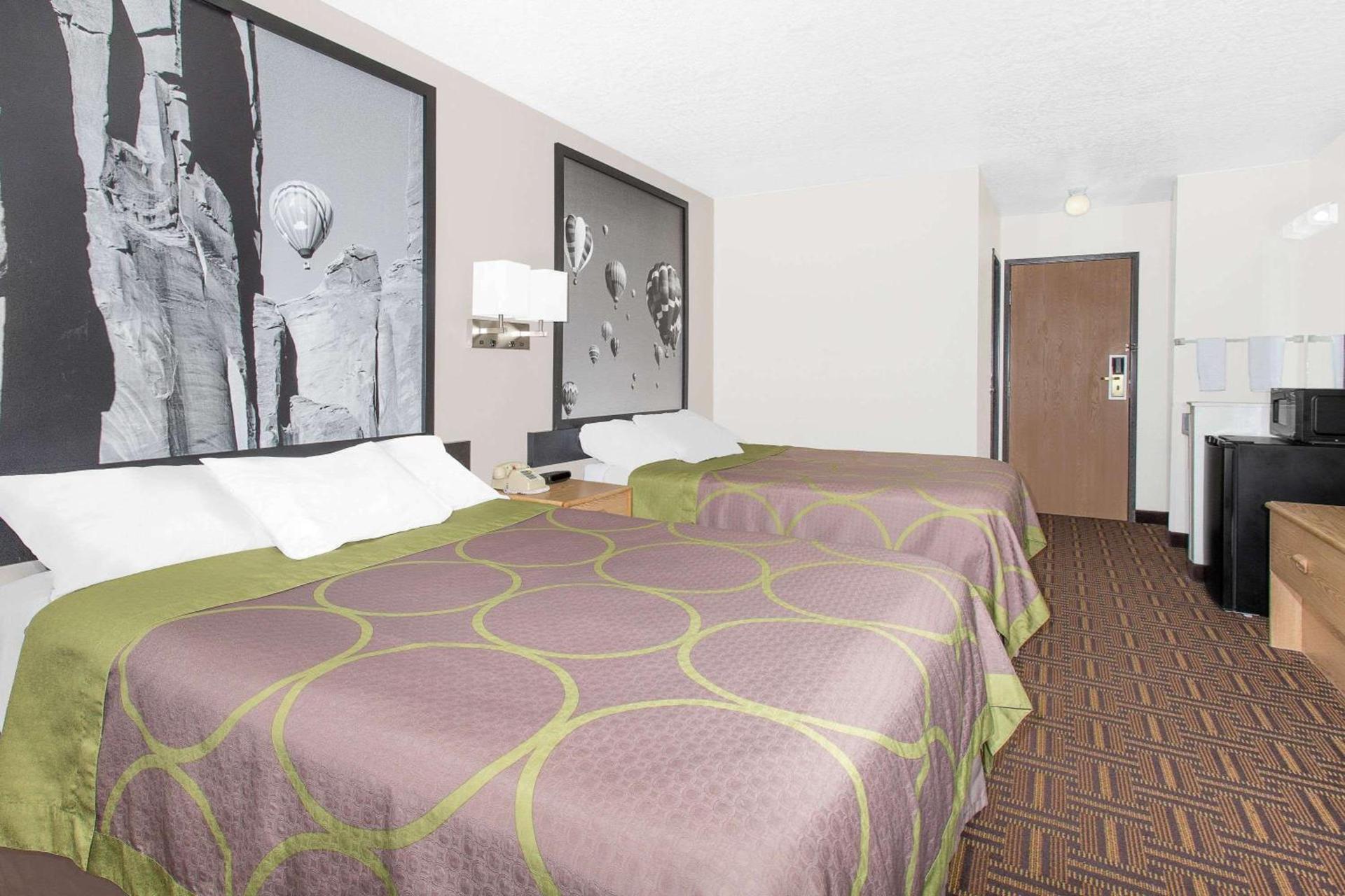 Super 8 by Wyndham Bloomfield photo 7