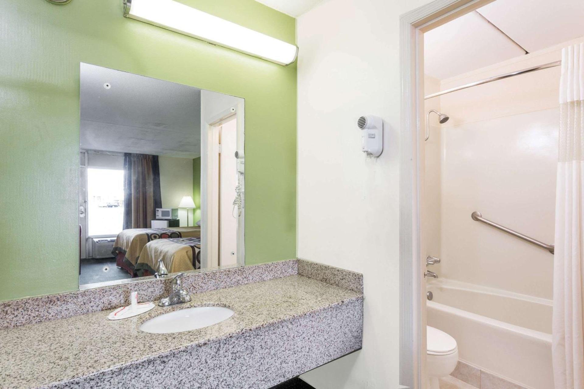 Super 8 by Wyndham Tifton photo 5